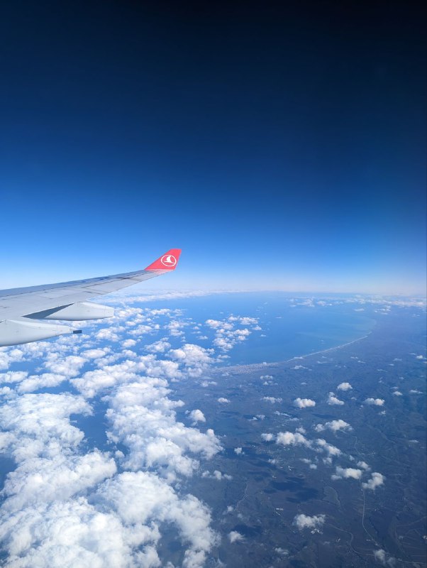 И так, я в Панаме, местное время 6:48, уже сижу в аэропорту, ожидая вылета на Барбадос. Прилетел вечером, уже было темно, особо ничего не фоткал, провел ночь в отеле, который расположен очень близко к аэропорту, дорого и за эту цену нет даже питьевой воды в номере, но хоть передохнул.Кругом латиноамериканцы, много дам с выразительной фигурой, как из сериалов и фильмов. Полет Ташкент - Стамбул - Панама, на удивление прошел не так мучительно как ожидал, сказывается то что из Стамбула до Панамы у меня было место у аварийного выхода, рядом сидели две русскоговорящие девушки, они направляются в Коста Рику, а так же наливали вино и кормили два раза за 13.5 часов полета. Так же в самолёте летели двое молодых русских ребят моряков, на вахту.Первое что ощутил, выйдя в Панаме это лёгкая духота, а так же запах воздуха, он просто другой, похоже на то, что ощущал выходя в Таиланде.В панаме все используют доллары, говорят на испанском, но английский знают многие неплохо, сумел использовать и поняли друг друга.Так что всем привет, скоро фотки с Барбадоса и тд...И так, я в Панаме, местное время 6:48, уже сижу в аэропорту, ожидая вылета на Барбадос. Прилетел вечером, уже было темно, особо ничего не фоткал, провел ночь в отеле, который расположен очень близко к аэропорту, дорого и за эту цену нет даже питьевой воды в номере, но хоть передохнул.Кругом латиноамериканцы, много дам с выразительной фигурой, как из сериалов и фильмов. Полет Ташкент - Стамбул - Панама, на удивление прошел не так мучительно как ожидал, сказывается то что из Стамбула до Панамы у меня было место у аварийного выхода, рядом сидели две русскоговорящие девушки, они направляются в Коста Рику, а так же наливали вино и кормили два раза за 13.5 часов полета. Так же в самолёте летели двое молодых русских ребят моряков, на вахту.Первое что ощутил, выйдя в Панаме это лёгкая духота, а так же запах воздуха, он просто другой, похоже на то, что ощущал выходя в Таиланде.В панаме все используют доллары, говорят на испанском, но английский знают многие неплохо, сумел использовать и поняли друг друга.Так что всем привет, скоро фотки с Барбадоса и тд...