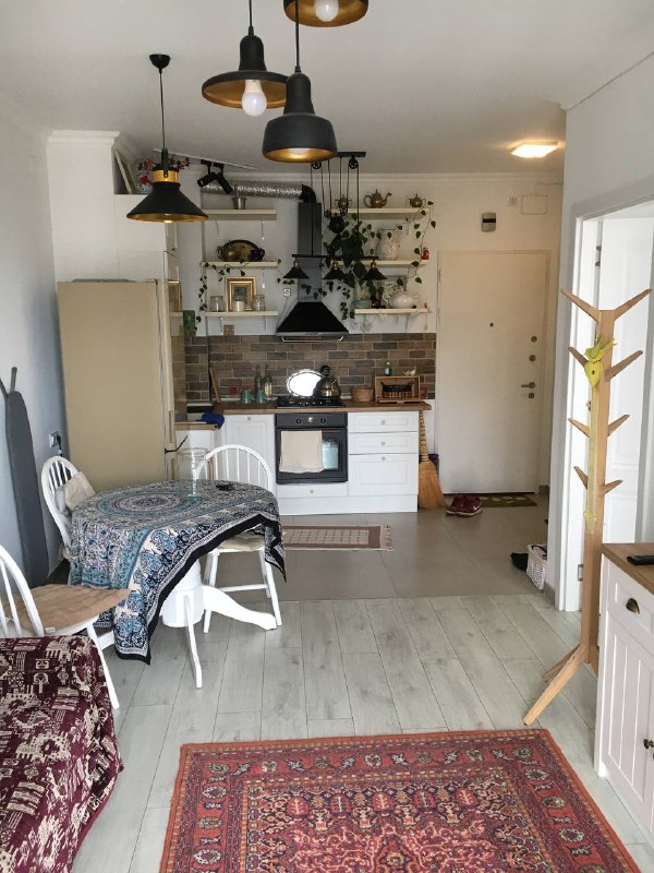 На новой квартире. В том же здании расположен Batumi mall, на первом этаже 24 часовой Goodwill(Аля вкусвилл). Пока тут нравится, но в центре свой неповторимый Вайб, который тут не ощущается, особенно когда сидишь на балконе и жизнь под тобой кипит и ты вовлечен в неё, даже не выходя из дома. Ну и естественно в разы больше выбора где поесть, куда сходить. Узкие, уютные улочки, невысокая застройка, где очень приятно находиться. Моя вина, фото улочек не делал, исправлюсь, а пока надеюсь словами удалось передать атмосферу центра.