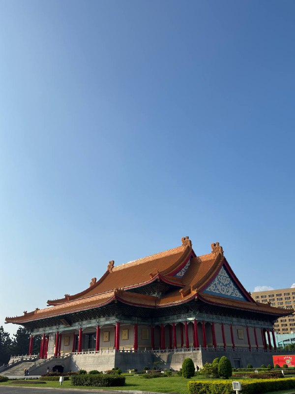 Добрый вечер! Сегодня был еще один насыщенный день.Местную симку не дали без контракта на жилье, предлагали только туристическую, ну ладно, сделаю позже, в банк даже ходить не стал без местного номера, тем более это несрочно.Посетил мемориал первого президента Тайваня Чан Кайши, и поднялся на башню Taipei 101. Подьем стоит 600 NTD (~20$), но мне, неожиданно, он обошелся в 420 NTD, как держателю карточки резидента. Приятно. Хоть и была неясная погода, но было приятно позалипать на закат. Тут очень рано темнеет, в 6:30 уже темно. Им по хорошему еще докинуть час к текущему времени.Я пока не нарадуюсь гулябельностью города и общественным транспортом, после США и Таиланда, это какое-то чудо, каждый день, не замечая, прохожу по 15к шагов. Пока до всех точек доезжал на метро. В планах еще затестить междугородние поезда.На сегодня пока все, нужно определиться с долгосрочным жильем, до завтра!Добрый вечер! Сегодня был еще один насыщенный день.Местную симку не дали без контракта на жилье, предлагали только туристическую, ну ладно, сделаю позже, в банк даже ходить не стал без местного номера, тем более это несрочно.Посетил мемориал первого президента Тайваня Чан Кайши, и поднялся на башню Taipei 101. Подьем стоит 600 NTD (~20$), но мне, неожиданно, он обошелся в 420 NTD, как держателю карточки резидента. Приятно. Хоть и была неясная погода, но было приятно позалипать на закат. Тут очень рано темнеет, в 6:30 уже темно. Им по хорошему еще докинуть час к текущему времени.Я пока не нарадуюсь гулябельностью города и общественным транспортом, после США и Таиланда, это какое-то чудо, каждый день, не замечая, прохожу по 15к шагов. Пока до всех точек доезжал на метро. В планах еще затестить междугородние поезда.На сегодня пока все, нужно определиться с долгосрочным жильем, до завтра!