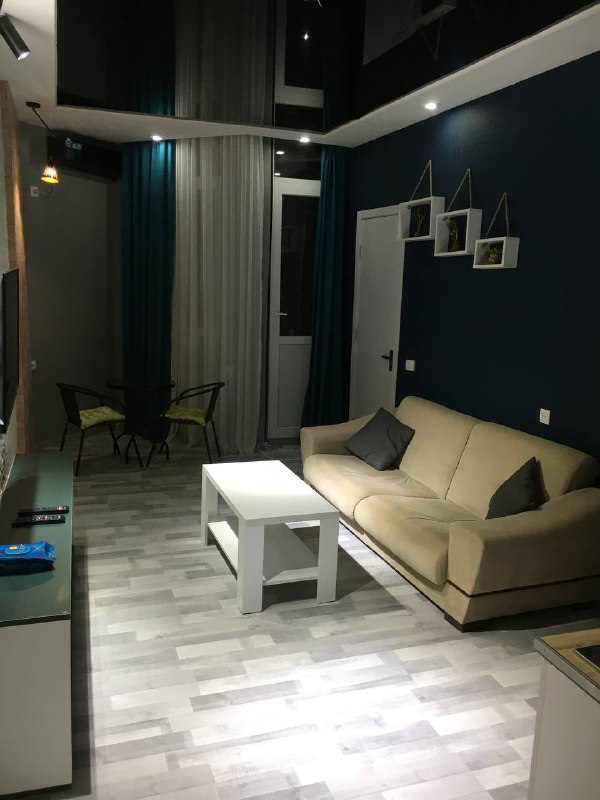 Двухдневный тур по горам подошёл к концу, было все очень красиво и компания отличная, только, ну очень уж много времени проводишь в машине за эти 2 дня, это переносится не так сложно благодаря красивым видам на протяжении всего пути. Вердикт : стоит!Поездка стоила 280 лари(5700 рублей, 100$), в цену входит трансфер, вино по желанию на всем пути, ночёвка в горах, ужин и завтрак, стол был разнообразный, но фото нет, увы.А пока я заехал в новую квартиру на неделю, и сделал пару снимков, детали про жильё напишу завтра, а так же сниму видео обзор.Двухдневный тур по горам подошёл к концу, было все очень красиво и компания отличная, только, ну очень уж много времени проводишь в машине за эти 2 дня, это переносится не так сложно благодаря красивым видам на протяжении всего пути. Вердикт : стоит!Поездка стоила 280 лари(5700 рублей, 100$), в цену входит трансфер, вино по желанию на всем пути, ночёвка в горах, ужин и завтрак, стол был разнообразный, но фото нет, увы.А пока я заехал в новую квартиру на неделю, и сделал пару снимков, детали про жильё напишу завтра, а так же сниму видео обзор.