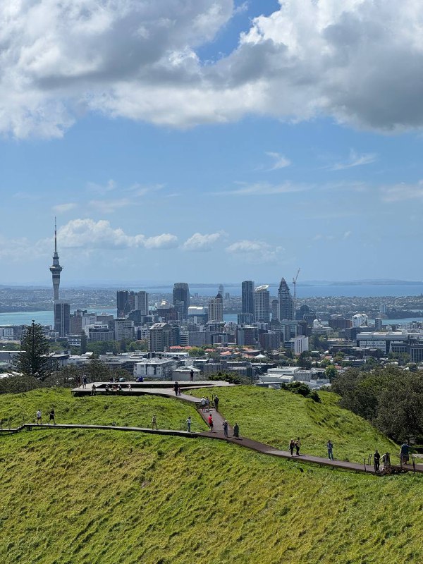 Всем привет! Ну что, пошла вторая неделя в Новой Зеландии, на выходных я скатался на автобусах в не очень далекие места, поэтому виды пока так себе, но склеил что наснимал в ленивом режиме, в одно большое видео, не знаю кто осилит 6 минут моего бубнежа, но милости прошу, так же румтурчик)В понедельник был в языковой школе первый раз, день начался с оценки моего уровня, сначала быстренько проверили Speaking, затем был инструктаж и затем был Writing и Grammar, а после нам устроили мини прогулку по городу с рассказам где что, в плане магазинов и тд. Но я уже все знал что нам показали, так как за неделю уже все эти улица обходил активно, после возвращения, нам сообщили нам дали наши какрточки с указанным классом, в итоге меня определили в Uppper Intermidiate, что было для меня если честно очень удивительно, ни разу меня раньше оценивали, я хоть и говорю уже без стеснения, но ошибки совершаю порой, в общем был приятно удивлен.Я потом подошел и спроисл оценки каждой из проверки в итоге:Speaking: Upper IntermidiateWriting: AdvancedGrammar: Upper IntermidiateOverall: Upper IntermidiateПосле попросил меня перевести с General English курса на подготовку к Ielts, меня перевели, но сегодня я запутался в расписании и пропустил уроки, думал у меня послеобеднные классы, оказались утренние, поэтому сходил лишь поменять учебник с General English на IELTS. Так что лишь завтра первый настоящий учебный день. А так 2.5 часа в день, 5 дней в неделю будут занятия, 12 недель. Курс Ietls 6 недель, после вероятно вернусь на General English.В целом по ощущениям, все дороже, непривычно, но из приятного к тебе нет особого внимания как на Тайване из-за внешности, что приятно на самом деле, не выделяешься, поэтому мне очень нравится мультикультурность страны, нет одной преобладающей расы, всех по немногу. Очень свободно себя ощущаю в плане коммуникации, нет языкового барьера как на тайване, ты со всеми можешь поговорить, без стресса.Но у меня до сих пор не выработался нормальный режим дня, нет привычных мест где поработать, и вообще рутины, это немного сказыается на ментальном состоянии, но такое происходит у меня каждый раз когда я куда-то переезжаю, пока не выстроишь рутину, оно так и будет, поэтому двигаюсь дальше.По жилью я пока живу в отеле, на всякий забукал на весь срок через школу, через них это не так дорого, как напрямую, но жить в отеле не хочется весь срок, поэтому ищу комнату, неуверен хочу ли я жить в даунтауне, или подальше в спокойном месте, в целом в 45 минут от города вариантов очень много доступных, но неуверен что хочется так далеко ездить каждый день, буду еще думать и смотреть варианты.В общем живем дальше, смотрим к чему приведет, всем пока и хорошего дня!Всем привет! Ну что, пошла вторая неделя в Новой Зеландии, на выходных я скатался на автобусах в не очень далекие места, поэтому виды пока так себе, но склеил что наснимал в ленивом режиме, в одно большое видео, не знаю кто осилит 6 минут моего бубнежа, но милости прошу, так же румтурчик)В понедельник был в языковой школе первый раз, день начался с оценки моего уровня, сначала быстренько проверили Speaking, затем был инструктаж и затем был Writing и Grammar, а после нам устроили мини прогулку по городу с рассказам где что, в плане магазинов и тд. Но я уже все знал что нам показали, так как за неделю уже все эти улица обходил активно, после возвращения, нам сообщили нам дали наши какрточки с указанным классом, в итоге меня определили в Uppper Intermidiate, что было для меня если честно очень удивительно, ни разу меня раньше оценивали, я хоть и говорю уже без стеснения, но ошибки совершаю порой, в общем был приятно удивлен.Я потом подошел и спроисл оценки каждой из проверки в итоге:Speaking: Upper IntermidiateWriting: AdvancedGrammar: Upper IntermidiateOverall: Upper IntermidiateПосле попросил меня перевести с General English курса на подготовку к Ielts, меня перевели, но сегодня я запутался в расписании и пропустил уроки, думал у меня послеобеднные классы, оказались утренние, поэтому сходил лишь поменять учебник с General English на IELTS. Так что лишь завтра первый настоящий учебный день. А так 2.5 часа в день, 5 дней в неделю будут занятия, 12 недель. Курс Ietls 6 недель, после вероятно вернусь на General English.В целом по ощущениям, все дороже, непривычно, но из приятного к тебе нет особого внимания как на Тайване из-за внешности, что приятно на самом деле, не выделяешься, поэтому мне очень нравится мультикультурность страны, нет одной преобладающей расы, всех по немногу. Очень свободно себя ощущаю в плане коммуникации, нет языкового барьера как на тайване, ты со всеми можешь поговорить, без стресса.Но у меня до сих пор не выработался нормальный режим дня, нет привычных мест где поработать, и вообще рутины, это немного сказыается на ментальном состоянии, но такое происходит у меня каждый раз когда я куда-то переезжаю, пока не выстроишь рутину, оно так и будет, поэтому двигаюсь дальше.По жилью я пока живу в отеле, на всякий забукал на весь срок через школу, через них это не так дорого, как напрямую, но жить в отеле не хочется весь срок, поэтому ищу комнату, неуверен хочу ли я жить в даунтауне, или подальше в спокойном месте, в целом в 45 минут от города вариантов очень много доступных, но неуверен что хочется так далеко ездить каждый день, буду еще думать и смотреть варианты.В общем живем дальше, смотрим к чему приведет, всем пока и хорошего дня!