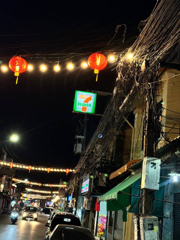 Всем привет, я снова выхожу на связь и врываюсь с обещанным румтуром. Причина моего отсутствия это борьба с собой, со своими зависимостями, уходил запойно в сериалы и игры(установил Зельду на мак через симулятор). По сути я и раньше им поддавался, но в жизни были различные обязательства перед другие, которые нельзя было игнорировать и как-то естественно удавалось менять деятельность, а в состоянии когда ты можешь себе позволить ничего не делать и существовать это оказалось для меня сложнее, поэтому я уходил от реальности как только мог и в этот момент терялся смысл что либо делать. Но благо я вроде осознал как с этим работать и вышел из этого круговорота, про это детальнее ещё распишу позже.А сейчас про быт, если помните я снимал в первый месяц байк за 7500 бат, после снял уже скромный Honda Scoopy за 3000 бат в месяц.Нашел где покупать вкусный хлеб на закваске и вернулся к привычному завтраку, сам готовлю.Поправка к видео, купил сам в квартиру:1) Новое кресло из Икеи Маркус, у меня в России такое же. (4999 бат). Я сначала решил сэкономить, купил за 1200 бат кресло с Лазады(местный маркетплейс, но он у меня развалился через неделю, фото имеется)2) Блендер и Пылесос Б/У на Фейсбук маркетплейс за 1000 бат.3) Плед на диван из Икеи, не помню цену.4) по мелочи ещё, сковородку, полотенца, тряпки.Траты на жилье:1) Аренда кв 12000 бат (330$)2) Свет вышел 1430 бат(39$) при условии что кондёр почти всегда работал в дневное время.3) Вода 245 бат (6$)Киловатт электроэнергии стоит 4 бата в моем Кондо. Основной расход конечно от кондиционера, при желании можно экономить на нем, купив вентилятор и помощнее, но я не хочу.Пока так, всем хорошего дня, а кому и вечера !Всем привет, я снова выхожу на связь и врываюсь с обещанным румтуром. Причина моего отсутствия это борьба с собой, со своими зависимостями, уходил запойно в сериалы и игры(установил Зельду на мак через симулятор). По сути я и раньше им поддавался, но в жизни были различные обязательства перед другие, которые нельзя было игнорировать и как-то естественно удавалось менять деятельность, а в состоянии когда ты можешь себе позволить ничего не делать и существовать это оказалось для меня сложнее, поэтому я уходил от реальности как только мог и в этот момент терялся смысл что либо делать. Но благо я вроде осознал как с этим работать и вышел из этого круговорота, про это детальнее ещё распишу позже.А сейчас про быт, если помните я снимал в первый месяц байк за 7500 бат, после снял уже скромный Honda Scoopy за 3000 бат в месяц.Нашел где покупать вкусный хлеб на закваске и вернулся к привычному завтраку, сам готовлю.Поправка к видео, купил сам в квартиру:1) Новое кресло из Икеи Маркус, у меня в России такое же. (4999 бат). Я сначала решил сэкономить, купил за 1200 бат кресло с Лазады(местный маркетплейс, но он у меня развалился через неделю, фото имеется)2) Блендер и Пылесос Б/У на Фейсбук маркетплейс за 1000 бат.3) Плед на диван из Икеи, не помню цену.4) по мелочи ещё, сковородку, полотенца, тряпки.Траты на жилье:1) Аренда кв 12000 бат (330$)2) Свет вышел 1430 бат(39$) при условии что кондёр почти всегда работал в дневное время.3) Вода 245 бат (6$)Киловатт электроэнергии стоит 4 бата в моем Кондо. Основной расход конечно от кондиционера, при желании можно экономить на нем, купив вентилятор и помощнее, но я не хочу.Пока так, всем хорошего дня, а кому и вечера !