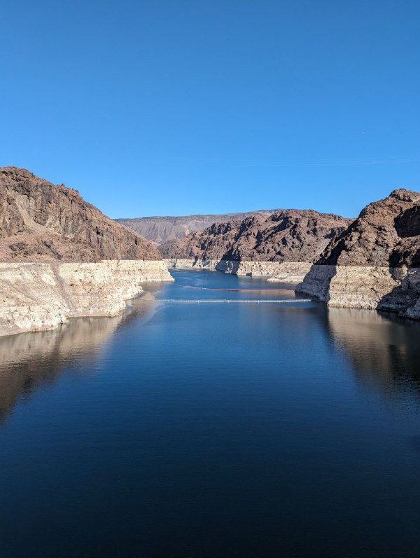Ближе к полуночи, мы добрались до Лас Вегаса, в пути было ощущние тотальноой усталости и нежелания гулять, но после заселения в отель и принятия душа, я был полон сил и готов к приключениям!Нам повезло с отелем, во первых нам дали номер классом выше, чем мы забукали, он оказался на 52 этаже, посмотрите видео, а во вторых, сам отель огромный, и на его территоии есть казино, различные места где поесть, а так же бары, так что можно было вообще из него не выходить, но мы были обязаны, тем более он находился в центре рядом с прогулочными улицами.Так что мы прогулялись по паре соседних улиц, увидев различный контингент, музыки, аромат травы, алокоголя и морального разложения, думаю если много пить и принимать что-то, то местечко зайдет, но я еще раз туда не очень хочу.После прогулки вернулись в отель, посидели в баре, выпили по паре бутылок пива и пошли поиграть в казино(по сути на этом же этаже), я был готов морально потерять не больше 30 баксов, так что взял всю наличку и пошел в разгул.На первые 5 баксов мне автомат дал 15 и я их снял и пошел в другой, там мне автомат дал 121 доллар, я снял и решил пойти кутить дальше, ведь легко пришли, пусть легко и уйдут, подумал я, так и было, в итоге потратил эти выигранные деньги и оставшиеся 25 долларов налички, в целом на расслабоне, без сожалений, попробовал что такое и пошли спать до утра.Говоря что автомат дал деньги, я имею ввиду тикет с балансом, который потом можешь обналичиывать или использовать как деньги внутри Отеля/Казино, но у меня как поняли до этого не дошло.Утром заехали на дамбу Гувера, считается одним из инжереных чудес света, но может и нет)) Она наверняка тоже есть в какой-то из ГТА.Из интересного, мы выехали изначально из штата Калифорния, посетили Гранд Каньон в штате Аризона, так же заехали в Лас Вегас в штате Невада и вернулись в ЛА, на все у нас ушло 3 дня и 2 ночи, до сих пор приятно удивляет дорожные возможности в США, но городской общественный транспорт это конечно грустно, но про это потом.Ближе к полуночи, мы добрались до Лас Вегаса, в пути было ощущние тотальноой усталости и нежелания гулять, но после заселения в отель и принятия душа, я был полон сил и готов к приключениям!Нам повезло с отелем, во первых нам дали номер классом выше, чем мы забукали, он оказался на 52 этаже, посмотрите видео, а во вторых, сам отель огромный, и на его территоии есть казино, различные места где поесть, а так же бары, так что можно было вообще из него не выходить, но мы были обязаны, тем более он находился в центре рядом с прогулочными улицами.Так что мы прогулялись по паре соседних улиц, увидев различный контингент, музыки, аромат травы, алокоголя и морального разложения, думаю если много пить и принимать что-то, то местечко зайдет, но я еще раз туда не очень хочу.После прогулки вернулись в отель, посидели в баре, выпили по паре бутылок пива и пошли поиграть в казино(по сути на этом же этаже), я был готов морально потерять не больше 30 баксов, так что взял всю наличку и пошел в разгул.На первые 5 баксов мне автомат дал 15 и я их снял и пошел в другой, там мне автомат дал 121 доллар, я снял и решил пойти кутить дальше, ведь легко пришли, пусть легко и уйдут, подумал я, так и было, в итоге потратил эти выигранные деньги и оставшиеся 25 долларов налички, в целом на расслабоне, без сожалений, попробовал что такое и пошли спать до утра.Говоря что автомат дал деньги, я имею ввиду тикет с балансом, который потом можешь обналичиывать или использовать как деньги внутри Отеля/Казино, но у меня как поняли до этого не дошло.Утром заехали на дамбу Гувера, считается одним из инжереных чудес света, но может и нет)) Она наверняка тоже есть в какой-то из ГТА.Из интересного, мы выехали изначально из штата Калифорния, посетили Гранд Каньон в штате Аризона, так же заехали в Лас Вегас в штате Невада и вернулись в ЛА, на все у нас ушло 3 дня и 2 ночи, до сих пор приятно удивляет дорожные возможности в США, но городской общественный транспорт это конечно грустно, но про это потом.
