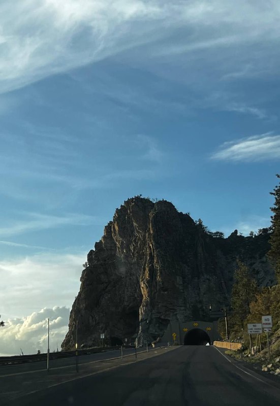 На следующий день мы поехали к красотам, виды так часто менялись, что не успевали фотографировать. Под вечер добрались к озеру Tahoe, сделали кофе на природе, используя ручную кофемолку, аэропресс и газовую горелку, а после заката уже направились к новому ночлегу, это был мини дом, было забавно)На следующий день мы поехали к красотам, виды так часто менялись, что не успевали фотографировать. Под вечер добрались к озеру Tahoe, сделали кофе на природе, используя ручную кофемолку, аэропресс и газовую горелку, а после заката уже направились к новому ночлегу, это был мини дом, было забавно)