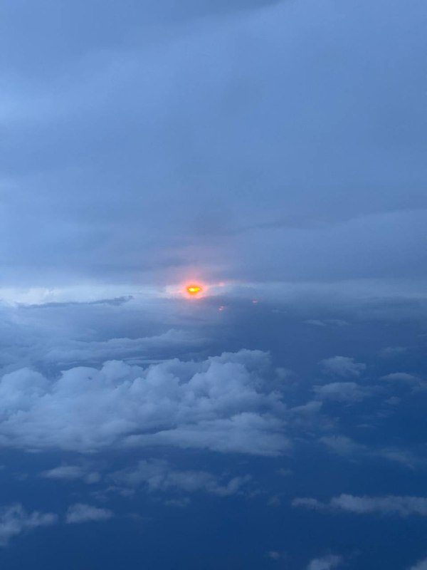 Всем привет, довольно давно не было включений!Расскзываю что случилось, работа в JB идет размеренно и потихоньку, прошло практически три месяца, прошел испыталку, не выгнали и на том спасибо. Так же как упоминал ранее, одновременно делал еще подработку, которая подходит к концу, до октября все должно быть готово, и после будет по проще со свободным временем, а то полседние 3 месяца были довольно плотные.А Сейчас происходит событие которое бывает раз в жизни, как мне кажется. Большая компания моих друзей из России собралась на совместный отдых в Таиланде, 10 дней, 10 человек, большая вилла с бассейном, что оказалось очень выгодно, когда делишь счет на всех. В данный момент они вероятно находятся на пересадку в Шанхае, а я сижу в лобби отеля в котором провел пару ночей и пишу этот текст, и жду пока мне подвезут мой байк и направлюсь постираться и после на виллу!А теперь к самому интересному, дальнейшие планы. Опьяненный приятным опытом учебы в языковой школе на Тайване, я решил исполнить свою давнюю 