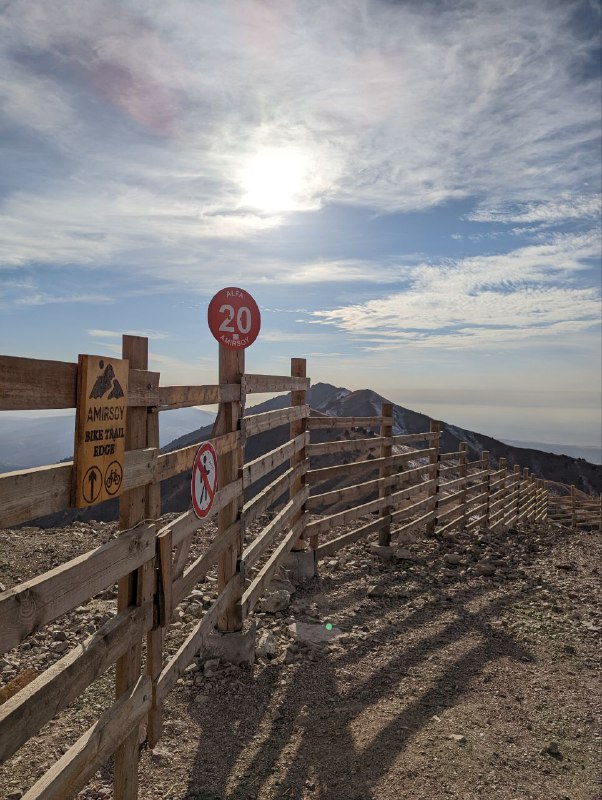 Приехали в Амирсой, нам повезло с погодой, сегодня было очень тепло и безветренно.Это новый горнолыжный курорт, который построили пару лет назад, если буду в Ташкенте зимой обязательно приеду покататься.Ну горы это горы, хороши как всегда.Приехали в Амирсой, нам повезло с погодой, сегодня было очень тепло и безветренно.Это новый горнолыжный курорт, который построили пару лет назад, если буду в Ташкенте зимой обязательно приеду покататься.Ну горы это горы, хороши как всегда.