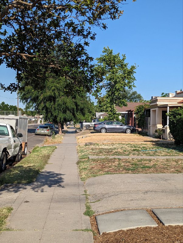 Всем привет, Скиталец снова на связи, так как понедельник выходной день в США, вчера вечером началось новое приключение, с двумя коллегами и собакой арендовали машину Audi Q3 и поехали в Трип. Пока только я был за рулём, пока мне очень нравится, хотя на автомате опыта не было, но оказалось довольно легко и руки быстро вспомнили навыки вождения и перестроились.Вчера вечером добрались до городка Fresno (настоящий middle of nowhere), но это самый большой населенный пункт поближе к основным нац паркам Калифорнии. Заночевали в Airbnb доме, я согласно режиму встал в 7 утра и жду всех остальных, поэтому выдался свободный час на отчёт, дом приятный, очень уютный, очень хочу жить в доме а не на квартире, а так же иметь тачку.Пока вот такое начало, так же из новостей сдал теоритическую часть экзамена на права, есть год чтобы сдать вождение, сложности в том что нужна машина с владельцем, но думаю решу, а так пока езжу по российским правам, год вроде как можно.Всем привет, Скиталец снова на связи, так как понедельник выходной день в США, вчера вечером началось новое приключение, с двумя коллегами и собакой арендовали машину Audi Q3 и поехали в Трип. Пока только я был за рулём, пока мне очень нравится, хотя на автомате опыта не было, но оказалось довольно легко и руки быстро вспомнили навыки вождения и перестроились.Вчера вечером добрались до городка Fresno (настоящий middle of nowhere), но это самый большой населенный пункт поближе к основным нац паркам Калифорнии. Заночевали в Airbnb доме, я согласно режиму встал в 7 утра и жду всех остальных, поэтому выдался свободный час на отчёт, дом приятный, очень уютный, очень хочу жить в доме а не на квартире, а так же иметь тачку.Пока вот такое начало, так же из новостей сдал теоритическую часть экзамена на права, есть год чтобы сдать вождение, сложности в том что нужна машина с владельцем, но думаю решу, а так пока езжу по российским правам, год вроде как можно.