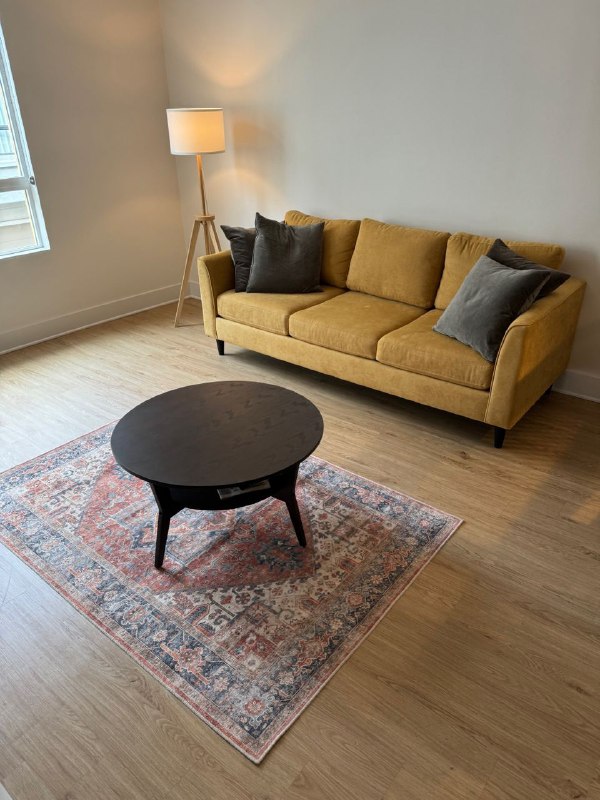 Всем доброго дня, будучи на Гаваях у меня что-то совсем не было настроения, поэтому мало выходил на связь, еще и проклятый дождь лил большее количество дней, а новости следующие!Я вернулся в ЛА, активно готовлюсь к отъезду из США, все же проведу год в дешевой стране и попробую в свои проекты, будет непросто, придется научиться жить подругому, когда привык к работе в найме, где все более предсказуемо и надежно, немного страшно, но все же давно хотел этого, так что это шанс понять себя, свои возможности и желания.Билет куплен на 18 января, ЛА - Сеул - Бангкок, самый коротки и дешевый маршрут (22ч).Сейчас в процессе активной продажи всего нажитого тут, оказался очень интересный опыт, разводилы, люди просто спросить и те кто сливаются, но в целом потихоньку вещи уходят, ковер ушел первым, это было для меня сюрпризом. Я обязан все распродать или раздать, иначе с меня возьмут деньги что я не вернул квартиру в исходном состоянии, то есть пустую. Я пока бесплатно ничего не отдавал, но если будут поджиать сроки, буду понижать цену, либо вовсе бесплатно отдавать. А так я пользуюсь Facebook Marketplace площадкой, в целом удобно.Я вроде не скидывал румтур когда обставил  квартиру, поэтому прикреплю сюда фотки которые готовил для объявлений о продаже. Монитор только не застали, отнес уже в офис, ибо был казенный.Я устал кататься, поэтому в Нью Йорк скорее всего не поеду уже, буду наблюдать за желанием, оставшиеся дни.Всем доброго дня, будучи на Гаваях у меня что-то совсем не было настроения, поэтому мало выходил на связь, еще и проклятый дождь лил большее количество дней, а новости следующие!Я вернулся в ЛА, активно готовлюсь к отъезду из США, все же проведу год в дешевой стране и попробую в свои проекты, будет непросто, придется научиться жить подругому, когда привык к работе в найме, где все более предсказуемо и надежно, немного страшно, но все же давно хотел этого, так что это шанс понять себя, свои возможности и желания.Билет куплен на 18 января, ЛА - Сеул - Бангкок, самый коротки и дешевый маршрут (22ч).Сейчас в процессе активной продажи всего нажитого тут, оказался очень интересный опыт, разводилы, люди просто спросить и те кто сливаются, но в целом потихоньку вещи уходят, ковер ушел первым, это было для меня сюрпризом. Я обязан все распродать или раздать, иначе с меня возьмут деньги что я не вернул квартиру в исходном состоянии, то есть пустую. Я пока бесплатно ничего не отдавал, но если будут поджиать сроки, буду понижать цену, либо вовсе бесплатно отдавать. А так я пользуюсь Facebook Marketplace площадкой, в целом удобно.Я вроде не скидывал румтур когда обставил  квартиру, поэтому прикреплю сюда фотки которые готовил для объявлений о продаже. Монитор только не застали, отнес уже в офис, ибо был казенный.Я устал кататься, поэтому в Нью Йорк скорее всего не поеду уже, буду наблюдать за желанием, оставшиеся дни.