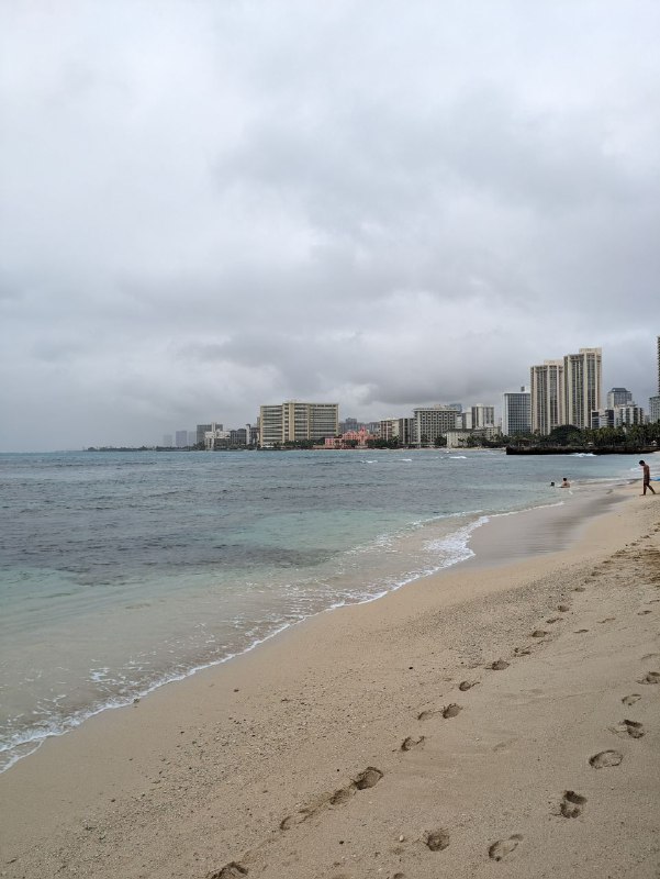 В общем как отгадали в комментах, я прилетел на Гавайи, на остров Оаху, город Гонолулу.Он меня встретил дождем, заселился в хостел, и сразу ушел, до сих пор гуляю. Хостел конечно хардкор, отвык от такого, но персонал дружелюбный. Буду стараться только ночевать там и исчезать на просторах острова.Из того что уже мне очень нравится это еда, много свежей вкусной рыбы, поке с тунцом и голубым марлином великолепен!!! Ну и огромное количество зелен, и не душно. Хорошая погода, но я ещё солнце не застал.Так же тут очень много японцев, как туристов, так и постоянных жителей, исторически сложилось.В дождливую серость город грустный, вечером с огнями повеселее, нужно обязательно спланировать поездку на природу, более дикие места.Так же приличное число бездомных, с очень очень едким запахом, ты проходишь и за 5 метров ощущаешь крайне неприятный запах.В целом впечатления пока неоднозначные, но думаю тут наложилось, грустный хостел и дождь. Поселился бы в каком-нибудь хилтоне, ощущалось бы повеселее))В море пока не покупался, надеюсь завтра, нужно лишь купить сланцы.Сижу пробую местное пиво, пока все. Отчёт закончен!В общем как отгадали в комментах, я прилетел на Гавайи, на остров Оаху, город Гонолулу.Он меня встретил дождем, заселился в хостел, и сразу ушел, до сих пор гуляю. Хостел конечно хардкор, отвык от такого, но персонал дружелюбный. Буду стараться только ночевать там и исчезать на просторах острова.Из того что уже мне очень нравится это еда, много свежей вкусной рыбы, поке с тунцом и голубым марлином великолепен!!! Ну и огромное количество зелен, и не душно. Хорошая погода, но я ещё солнце не застал.Так же тут очень много японцев, как туристов, так и постоянных жителей, исторически сложилось.В дождливую серость город грустный, вечером с огнями повеселее, нужно обязательно спланировать поездку на природу, более дикие места.Так же приличное число бездомных, с очень очень едким запахом, ты проходишь и за 5 метров ощущаешь крайне неприятный запах.В целом впечатления пока неоднозначные, но думаю тут наложилось, грустный хостел и дождь. Поселился бы в каком-нибудь хилтоне, ощущалось бы повеселее))В море пока не покупался, надеюсь завтра, нужно лишь купить сланцы.Сижу пробую местное пиво, пока все. Отчёт закончен!