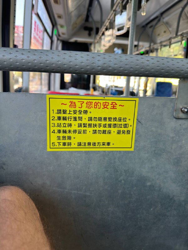 Всем привет! Ну в общем, мой второй день в Гаосюне, вместо фотографий города, начну с рассказа про опыт жилья в хостеле.Он конечно лайтовый, не как те где 10 человек в комнате, тут у каждого своя мини комнатушка, туалет и душ общие на этаж, но зато хотя бы есть личное пространство в виде комнатки!Из огромных преимуществ, чистота, как в комнате так и общих зонах. Очень приятным удивлением было невероятно комфортный матрас и подушка с одеялом. А так же постоянно централизованно-поддерживаемая комфортная, прохладная температура, давно я  не спал с таким удовольствием, укрывшись под теплым одеялом. Хотя на улице до 33 днем поднимается. Пекло еще то.Еще у них тут есть обещственная баня в азиатском стиле, для постояльцев. Это где ты заходишь и сначала моешься у стенки, там табуретки, души и принадлежности. Затем залезаешь в горячий бассейн, конечно это все очень скромных размеров, одновременно на троих человек, больше уже неудобно. Но в первый день, после стоячей дороги было прекрасно и пусто, только под конец присоединился еще один гость.Ну и на втором этаже можно почилить за столами, поесть, там автоматы с лапшой, напитками, горячая, холодная вода. Там же завтракаешь с утра. Но раздача на первом этаже, очень скромный завтрак, но лучше чем ничего. Так же на втором этаже прачечная самообслуживания с одной стиралкой и сушилкой.Город пока слишком Тайваньский, надписей на Английском почти нет, приходится переводить почти все. Прикрепил как разПримеры, на втором фото указатели на мужскую/женскую купальню только на китайском)) я очень неуверенно первый раз заходил. Так же и в автобусе переводил, чтобы понимать что к чему.А так работаю и ищу квартиры, план на неделю без изменений.Всем привет! Ну в общем, мой второй день в Гаосюне, вместо фотографий города, начну с рассказа про опыт жилья в хостеле.Он конечно лайтовый, не как те где 10 человек в комнате, тут у каждого своя мини комнатушка, туалет и душ общие на этаж, но зато хотя бы есть личное пространство в виде комнатки!Из огромных преимуществ, чистота, как в комнате так и общих зонах. Очень приятным удивлением было невероятно комфортный матрас и подушка с одеялом. А так же постоянно централизованно-поддерживаемая комфортная, прохладная температура, давно я  не спал с таким удовольствием, укрывшись под теплым одеялом. Хотя на улице до 33 днем поднимается. Пекло еще то.Еще у них тут есть обещственная баня в азиатском стиле, для постояльцев. Это где ты заходишь и сначала моешься у стенки, там табуретки, души и принадлежности. Затем залезаешь в горячий бассейн, конечно это все очень скромных размеров, одновременно на троих человек, больше уже неудобно. Но в первый день, после стоячей дороги было прекрасно и пусто, только под конец присоединился еще один гость.Ну и на втором этаже можно почилить за столами, поесть, там автоматы с лапшой, напитками, горячая, холодная вода. Там же завтракаешь с утра. Но раздача на первом этаже, очень скромный завтрак, но лучше чем ничего. Так же на втором этаже прачечная самообслуживания с одной стиралкой и сушилкой.Город пока слишком Тайваньский, надписей на Английском почти нет, приходится переводить почти все. Прикрепил как разПримеры, на втором фото указатели на мужскую/женскую купальню только на китайском)) я очень неуверенно первый раз заходил. Так же и в автобусе переводил, чтобы понимать что к чему.А так работаю и ищу квартиры, план на неделю без изменений.