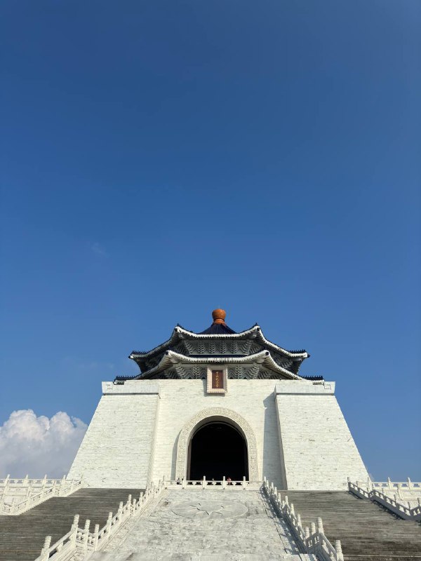 Добрый вечер! Сегодня был еще один насыщенный день.Местную симку не дали без контракта на жилье, предлагали только туристическую, ну ладно, сделаю позже, в банк даже ходить не стал без местного номера, тем более это несрочно.Посетил мемориал первого президента Тайваня Чан Кайши, и поднялся на башню Taipei 101. Подьем стоит 600 NTD (~20$), но мне, неожиданно, он обошелся в 420 NTD, как держателю карточки резидента. Приятно. Хоть и была неясная погода, но было приятно позалипать на закат. Тут очень рано темнеет, в 6:30 уже темно. Им по хорошему еще докинуть час к текущему времени.Я пока не нарадуюсь гулябельностью города и общественным транспортом, после США и Таиланда, это какое-то чудо, каждый день, не замечая, прохожу по 15к шагов. Пока до всех точек доезжал на метро. В планах еще затестить междугородние поезда.На сегодня пока все, нужно определиться с долгосрочным жильем, до завтра!Добрый вечер! Сегодня был еще один насыщенный день.Местную симку не дали без контракта на жилье, предлагали только туристическую, ну ладно, сделаю позже, в банк даже ходить не стал без местного номера, тем более это несрочно.Посетил мемориал первого президента Тайваня Чан Кайши, и поднялся на башню Taipei 101. Подьем стоит 600 NTD (~20$), но мне, неожиданно, он обошелся в 420 NTD, как держателю карточки резидента. Приятно. Хоть и была неясная погода, но было приятно позалипать на закат. Тут очень рано темнеет, в 6:30 уже темно. Им по хорошему еще докинуть час к текущему времени.Я пока не нарадуюсь гулябельностью города и общественным транспортом, после США и Таиланда, это какое-то чудо, каждый день, не замечая, прохожу по 15к шагов. Пока до всех точек доезжал на метро. В планах еще затестить междугородние поезда.На сегодня пока все, нужно определиться с долгосрочным жильем, до завтра!