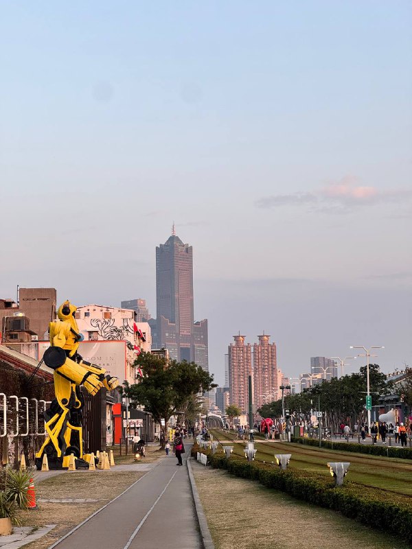 Доброе утро!Пишу вам письмо из Тайваня, снова. Улетел как и планировал первого января, долетел вечером второго, из-за передоза общения за месяц нахождения в России, по приезду не выходил из дома 5 дней, плохо спал и плохо ел. Но снова пришел в себя и успел прогуляться по вечернему Гаосюну, по моему самому любимому и современному району, вблизи порта, покатался на речной прогулочной лодочке, снова местная прописка пригодилась, заплатил 100 NTD (3$) вместо 150 NTD (4.5$), как резидент Гаосюна, так же поснимал чуть видов.Отчет по России: успел решить все документальные вопросы, получил второй загранник, международные права, перевел аттестат с дипломом, отчитался о получении ВНЖ иностранного гос-ва, спасибо Сереге за напоминание. Так же выполнил ряд медицинских задач, почти всех повидал кого хотел, в общем очень плодотворная поездка получилась.Кстати я не упомянул ранее о прохождении границы, а это было самое страшное чего я боялся, что будут кошмарить, а при въезде в Россию он лишь спросил 