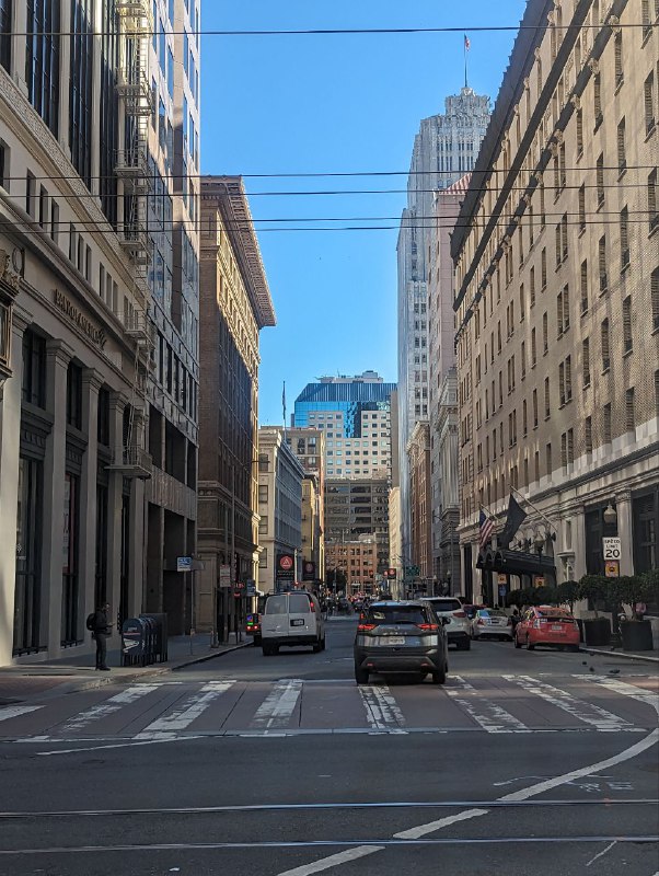 В общем первый день гуляний в процессе, уже масса впечатлений, город очень прикольный за счёт перепадов высот, но ходить конечно устаешь, но благо всегда можно остановиться и почилить в тени.Хоть у нас и тачка не неделю, по самому городу я решил передвигаться общественным транспортом и больше ходить, так дешевле и не паришься о парковках и более мобильный, уже опробовал автобус и метро, пока все цивильно, правда в метро накурено и сигаретами и травой.По поводу выбора, я после двух дней размышлений пока склоняюсь к варианту активной подготовки к собеседованиям, порешать leet code, вылизать резюме, потренироваться во всех аспектах, глобально ничего от этого не теряю, а приобрету лишь опыт, и это будет лучше если я все же найду новую работу и после пару месяцев, приму уже осознанное решение об уезде и взятие gap year, если все таки нужно будет. А так очень хочется посмотреть на процессы работы в больших компаниях, поэтому пока так ;)Ну в крайнем случае gap year устрою если ничего не успею найти за 3 месяца и уеду в чиповую страну.В общем первый день гуляний в процессе, уже масса впечатлений, город очень прикольный за счёт перепадов высот, но ходить конечно устаешь, но благо всегда можно остановиться и почилить в тени.Хоть у нас и тачка не неделю, по самому городу я решил передвигаться общественным транспортом и больше ходить, так дешевле и не паришься о парковках и более мобильный, уже опробовал автобус и метро, пока все цивильно, правда в метро накурено и сигаретами и травой.По поводу выбора, я после двух дней размышлений пока склоняюсь к варианту активной подготовки к собеседованиям, порешать leet code, вылизать резюме, потренироваться во всех аспектах, глобально ничего от этого не теряю, а приобрету лишь опыт, и это будет лучше если я все же найду новую работу и после пару месяцев, приму уже осознанное решение об уезде и взятие gap year, если все таки нужно будет. А так очень хочется посмотреть на процессы работы в больших компаниях, поэтому пока так ;)Ну в крайнем случае gap year устрою если ничего не успею найти за 3 месяца и уеду в чиповую страну.