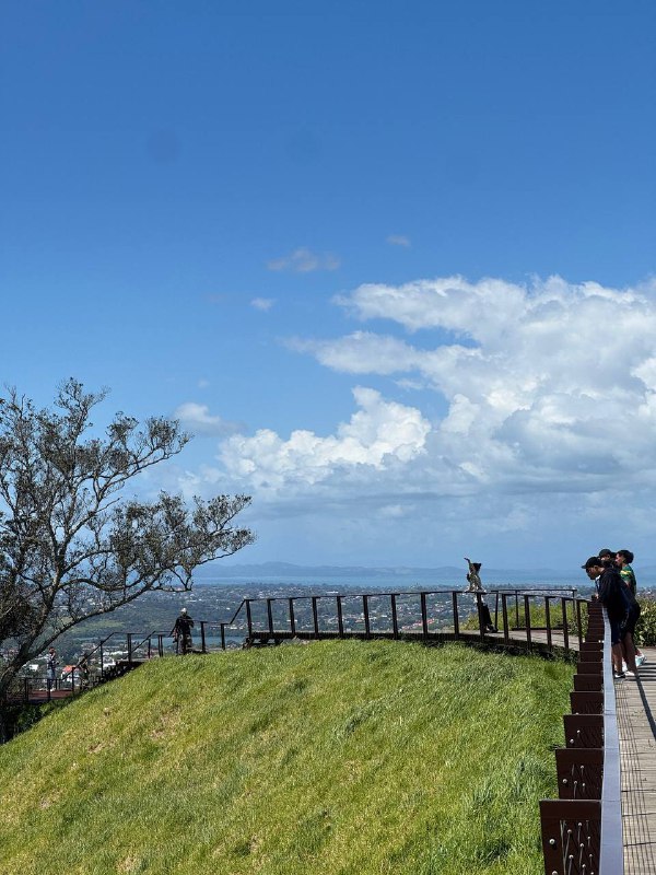 Всем привет! Ну что, пошла вторая неделя в Новой Зеландии, на выходных я скатался на автобусах в не очень далекие места, поэтому виды пока так себе, но склеил что наснимал в ленивом режиме, в одно большое видео, не знаю кто осилит 6 минут моего бубнежа, но милости прошу, так же румтурчик)В понедельник был в языковой школе первый раз, день начался с оценки моего уровня, сначала быстренько проверили Speaking, затем был инструктаж и затем был Writing и Grammar, а после нам устроили мини прогулку по городу с рассказам где что, в плане магазинов и тд. Но я уже все знал что нам показали, так как за неделю уже все эти улица обходил активно, после возвращения, нам сообщили нам дали наши какрточки с указанным классом, в итоге меня определили в Uppper Intermidiate, что было для меня если честно очень удивительно, ни разу меня раньше оценивали, я хоть и говорю уже без стеснения, но ошибки совершаю порой, в общем был приятно удивлен.Я потом подошел и спроисл оценки каждой из проверки в итоге:Speaking: Upper IntermidiateWriting: AdvancedGrammar: Upper IntermidiateOverall: Upper IntermidiateПосле попросил меня перевести с General English курса на подготовку к Ielts, меня перевели, но сегодня я запутался в расписании и пропустил уроки, думал у меня послеобеднные классы, оказались утренние, поэтому сходил лишь поменять учебник с General English на IELTS. Так что лишь завтра первый настоящий учебный день. А так 2.5 часа в день, 5 дней в неделю будут занятия, 12 недель. Курс Ietls 6 недель, после вероятно вернусь на General English.В целом по ощущениям, все дороже, непривычно, но из приятного к тебе нет особого внимания как на Тайване из-за внешности, что приятно на самом деле, не выделяешься, поэтому мне очень нравится мультикультурность страны, нет одной преобладающей расы, всех по немногу. Очень свободно себя ощущаю в плане коммуникации, нет языкового барьера как на тайване, ты со всеми можешь поговорить, без стресса.Но у меня до сих пор не выработался нормальный режим дня, нет привычных мест где поработать, и вообще рутины, это немного сказыается на ментальном состоянии, но такое происходит у меня каждый раз когда я куда-то переезжаю, пока не выстроишь рутину, оно так и будет, поэтому двигаюсь дальше.По жилью я пока живу в отеле, на всякий забукал на весь срок через школу, через них это не так дорого, как напрямую, но жить в отеле не хочется весь срок, поэтому ищу комнату, неуверен хочу ли я жить в даунтауне, или подальше в спокойном месте, в целом в 45 минут от города вариантов очень много доступных, но неуверен что хочется так далеко ездить каждый день, буду еще думать и смотреть варианты.В общем живем дальше, смотрим к чему приведет, всем пока и хорошего дня!Всем привет! Ну что, пошла вторая неделя в Новой Зеландии, на выходных я скатался на автобусах в не очень далекие места, поэтому виды пока так себе, но склеил что наснимал в ленивом режиме, в одно большое видео, не знаю кто осилит 6 минут моего бубнежа, но милости прошу, так же румтурчик)В понедельник был в языковой школе первый раз, день начался с оценки моего уровня, сначала быстренько проверили Speaking, затем был инструктаж и затем был Writing и Grammar, а после нам устроили мини прогулку по городу с рассказам где что, в плане магазинов и тд. Но я уже все знал что нам показали, так как за неделю уже все эти улица обходил активно, после возвращения, нам сообщили нам дали наши какрточки с указанным классом, в итоге меня определили в Uppper Intermidiate, что было для меня если честно очень удивительно, ни разу меня раньше оценивали, я хоть и говорю уже без стеснения, но ошибки совершаю порой, в общем был приятно удивлен.Я потом подошел и спроисл оценки каждой из проверки в итоге:Speaking: Upper IntermidiateWriting: AdvancedGrammar: Upper IntermidiateOverall: Upper IntermidiateПосле попросил меня перевести с General English курса на подготовку к Ielts, меня перевели, но сегодня я запутался в расписании и пропустил уроки, думал у меня послеобеднные классы, оказались утренние, поэтому сходил лишь поменять учебник с General English на IELTS. Так что лишь завтра первый настоящий учебный день. А так 2.5 часа в день, 5 дней в неделю будут занятия, 12 недель. Курс Ietls 6 недель, после вероятно вернусь на General English.В целом по ощущениям, все дороже, непривычно, но из приятного к тебе нет особого внимания как на Тайване из-за внешности, что приятно на самом деле, не выделяешься, поэтому мне очень нравится мультикультурность страны, нет одной преобладающей расы, всех по немногу. Очень свободно себя ощущаю в плане коммуникации, нет языкового барьера как на тайване, ты со всеми можешь поговорить, без стресса.Но у меня до сих пор не выработался нормальный режим дня, нет привычных мест где поработать, и вообще рутины, это немного сказыается на ментальном состоянии, но такое происходит у меня каждый раз когда я куда-то переезжаю, пока не выстроишь рутину, оно так и будет, поэтому двигаюсь дальше.По жилью я пока живу в отеле, на всякий забукал на весь срок через школу, через них это не так дорого, как напрямую, но жить в отеле не хочется весь срок, поэтому ищу комнату, неуверен хочу ли я жить в даунтауне, или подальше в спокойном месте, в целом в 45 минут от города вариантов очень много доступных, но неуверен что хочется так далеко ездить каждый день, буду еще думать и смотреть варианты.В общем живем дальше, смотрим к чему приведет, всем пока и хорошего дня!