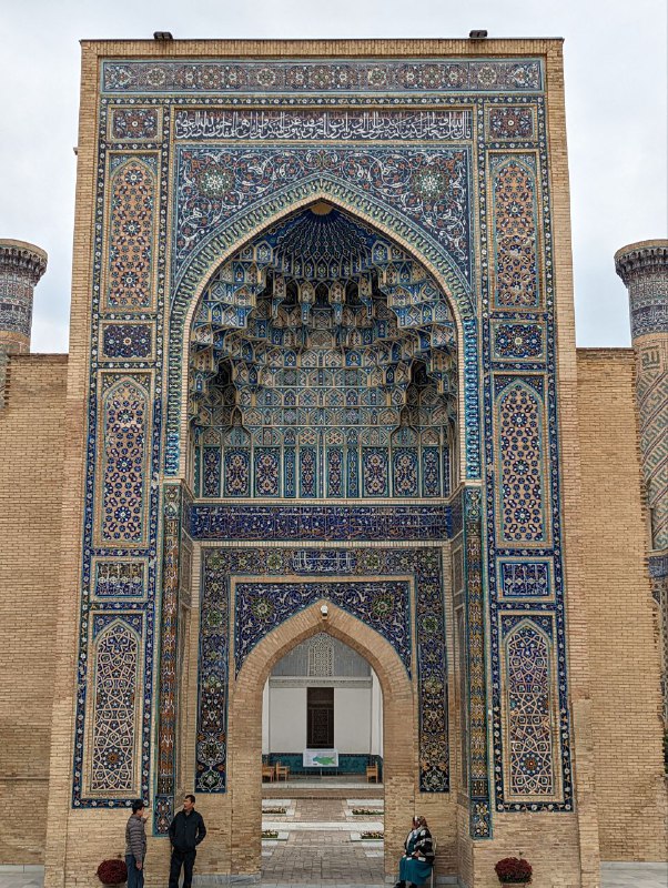 Всем добрый вечер, радио Узбекистан продолжает свое вещание!Сегодня я в Самарканде, который оказался очень зелёным, компактным и бесконечно уютным городом.После Ташкента он ощущается абсолютно иначе, много классных парков, которые выглядят более естественно и гармонично, сам город более компактный, нет таких расстояний, широченных дорог как в Ташкенте, у меня даже возникла мысль, что если бы я хотел остаться в Узбекистане надолго, то остался бы Самарканде а никак не в Ташкенте, но может я найду еще более приятную жемчужину в этой пустыне, ведь завтра мы едем дальше, в Бухару, а послезавтра в Ургенч, из которого посетим Хиву, самый древний город Узбекистана.Внимательный читатель мог заметить, что я сказал 