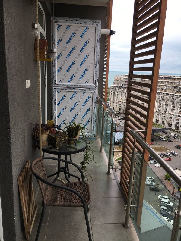 На новой квартире. В том же здании расположен Batumi mall, на первом этаже 24 часовой Goodwill(Аля вкусвилл). Пока тут нравится, но в центре свой неповторимый Вайб, который тут не ощущается, особенно когда сидишь на балконе и жизнь под тобой кипит и ты вовлечен в неё, даже не выходя из дома. Ну и естественно в разы больше выбора где поесть, куда сходить. Узкие, уютные улочки, невысокая застройка, где очень приятно находиться. Моя вина, фото улочек не делал, исправлюсь, а пока надеюсь словами удалось передать атмосферу центра.