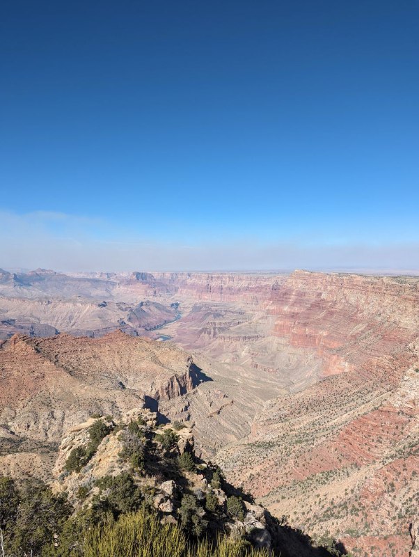 Всем привет! В общем от меня давно не было вестей, были различные периоды, которые чередовались. Супер продуктивные с хорошим настроем и наоборот какие-то моменты когда я был поникшим. Но сейчас вроде прихожу в себя и к балансу, буду стараться рассказывать больше про житуху-бытовуху!В общем на прошлой неделе я взял отпуск, ко мне приехал техасский брат с женой и мы поехали в трип на машине на гранд каньон. Все было отлично, не считая момента когда я чуть задремал на пустой дороге в пустыне и выехал на встречку, потом сразу же поменялись с братом.Погода в это время там тоже огонь, не жарко, тепло, можно гулять и гулять. В понедельник мы проехали от ЛА до деревушки Cottonwood, что в Аризоне и там же заночевали, а с утра двинули уже непосредственно  на гранд каньон. Фоток из деревушки и из airbnb дома нет, но было супер уютно, пожарили мясо на гриле и кукурузку, да и сама деревушка супер уютная, спокойная, при это в ней есть большие магазины и тд.Сам гранд каньон для нас как для туристов представлен в виде большого количества обзрных площадок, между которыми ты перемещаешься в течении дня на машине, есть еще музеи, но мы были ограничены во времени. Встретив закат на каньоне, мы по полной насладились звездным небом и поехали дальше, в сторону Лас Вегаса, продолжение будет завтра!Что-то косяк с видео был, добавил в комменты.Всем привет! В общем от меня давно не было вестей, были различные периоды, которые чередовались. Супер продуктивные с хорошим настроем и наоборот какие-то моменты когда я был поникшим. Но сейчас вроде прихожу в себя и к балансу, буду стараться рассказывать больше про житуху-бытовуху!В общем на прошлой неделе я взял отпуск, ко мне приехал техасский брат с женой и мы поехали в трип на машине на гранд каньон. Все было отлично, не считая момента когда я чуть задремал на пустой дороге в пустыне и выехал на встречку, потом сразу же поменялись с братом.Погода в это время там тоже огонь, не жарко, тепло, можно гулять и гулять. В понедельник мы проехали от ЛА до деревушки Cottonwood, что в Аризоне и там же заночевали, а с утра двинули уже непосредственно  на гранд каньон. Фоток из деревушки и из airbnb дома нет, но было супер уютно, пожарили мясо на гриле и кукурузку, да и сама деревушка супер уютная, спокойная, при это в ней есть большие магазины и тд.Сам гранд каньон для нас как для туристов представлен в виде большого количества обзрных площадок, между которыми ты перемещаешься в течении дня на машине, есть еще музеи, но мы были ограничены во времени. Встретив закат на каньоне, мы по полной насладились звездным небом и поехали дальше, в сторону Лас Вегаса, продолжение будет завтра!Что-то косяк с видео был, добавил в комменты.