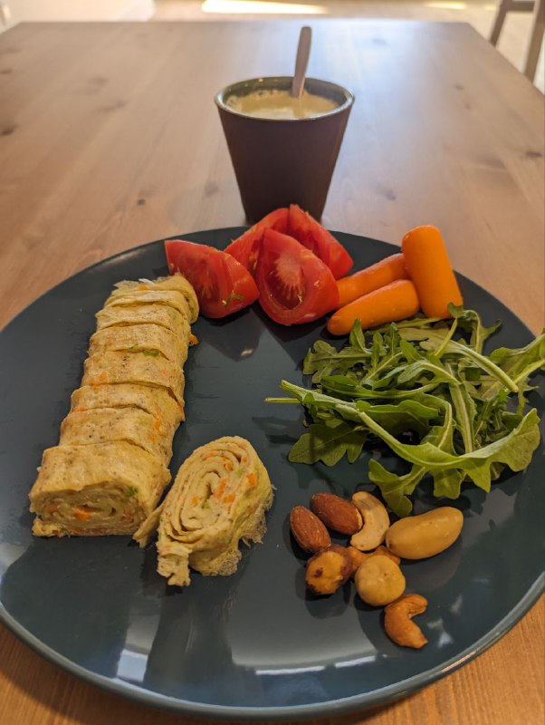 Иногда даже скитальцы находят спокойную бухту и оседают на некоторое время, чтобы восстановить силы, вот так и я, поэтому в этот раз вместо записи про приключения будет заметка про еду.Если вы устали от обычных жареных яиц на завтрак, крайне советую попробовать Тамогояки, это японский завёрнутый омлет. Я делаю его второй раз и на этот раз он удался, секрет в маленьком огне и очень тонких слоях, первый раз получился темнее и не такой аккуратный, ниже оригинальный рецепт.