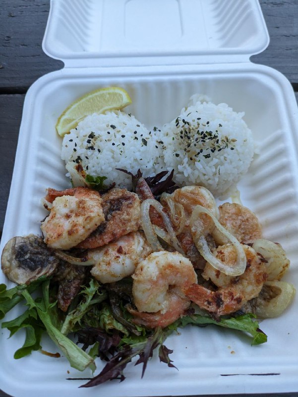 В общем как отгадали в комментах, я прилетел на Гавайи, на остров Оаху, город Гонолулу.Он меня встретил дождем, заселился в хостел, и сразу ушел, до сих пор гуляю. Хостел конечно хардкор, отвык от такого, но персонал дружелюбный. Буду стараться только ночевать там и исчезать на просторах острова.Из того что уже мне очень нравится это еда, много свежей вкусной рыбы, поке с тунцом и голубым марлином великолепен!!! Ну и огромное количество зелен, и не душно. Хорошая погода, но я ещё солнце не застал.Так же тут очень много японцев, как туристов, так и постоянных жителей, исторически сложилось.В дождливую серость город грустный, вечером с огнями повеселее, нужно обязательно спланировать поездку на природу, более дикие места.Так же приличное число бездомных, с очень очень едким запахом, ты проходишь и за 5 метров ощущаешь крайне неприятный запах.В целом впечатления пока неоднозначные, но думаю тут наложилось, грустный хостел и дождь. Поселился бы в каком-нибудь хилтоне, ощущалось бы повеселее))В море пока не покупался, надеюсь завтра, нужно лишь купить сланцы.Сижу пробую местное пиво, пока все. Отчёт закончен!В общем как отгадали в комментах, я прилетел на Гавайи, на остров Оаху, город Гонолулу.Он меня встретил дождем, заселился в хостел, и сразу ушел, до сих пор гуляю. Хостел конечно хардкор, отвык от такого, но персонал дружелюбный. Буду стараться только ночевать там и исчезать на просторах острова.Из того что уже мне очень нравится это еда, много свежей вкусной рыбы, поке с тунцом и голубым марлином великолепен!!! Ну и огромное количество зелен, и не душно. Хорошая погода, но я ещё солнце не застал.Так же тут очень много японцев, как туристов, так и постоянных жителей, исторически сложилось.В дождливую серость город грустный, вечером с огнями повеселее, нужно обязательно спланировать поездку на природу, более дикие места.Так же приличное число бездомных, с очень очень едким запахом, ты проходишь и за 5 метров ощущаешь крайне неприятный запах.В целом впечатления пока неоднозначные, но думаю тут наложилось, грустный хостел и дождь. Поселился бы в каком-нибудь хилтоне, ощущалось бы повеселее))В море пока не покупался, надеюсь завтра, нужно лишь купить сланцы.Сижу пробую местное пиво, пока все. Отчёт закончен!