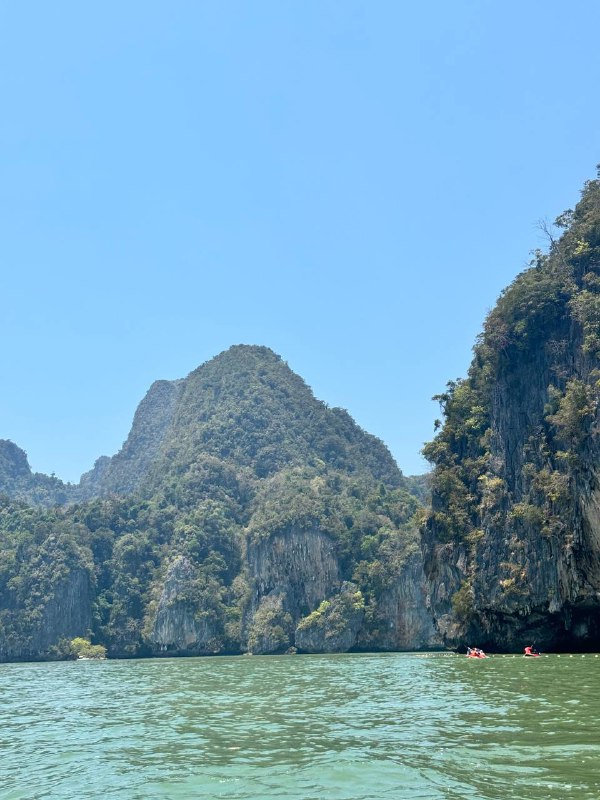 Осторожно, длиннопост, который не поместился в одно сообщение, простите за это.Над пхукетом все чаще опускаются тучи, ведь начинается сезон дождей, которыми так любят пугать туристов, хотя по факту дождь уходит так же быстро как и приходит, на моей памяти в этом году, самый продолжительный дождь шел 2 часа, но это большая редкость, хоть и чаще они стали появляться, но довольно на непродолжительное время. А для меня это наоборот радость, во первых по причине свежести, что опускается вместе с  дождем, хоть и ненадолго, во вторых я люблю его с детства, так уж получилось, что в детстве мы с братом и папой постоянно что-то делали по хозяйству на участке, то заливали бетон, то что-то строили, банально траву косили, в общем дела на каждый день находились, и если начинался дождь, то для меня это была как манна небесная и знаменование, что можно будет отдохнуть от работы))Что по текущей жизни? За время пока я не писал, я успел побывать в Куала Лумпуре, обновить туристическую визу на 3 месяца, поэтому до середины июля я легально могу пребывать тут, а вот насчет дальнейших планов я не решил, на уме пока два варианта, либо получать студенческую визу на год и учить английский или тайский, либо поехать на 3 месяца во вьетнам и пожить пока там. Смущает вписываться на год и не быть свободным в передвижениях, но в тоже время очередной переезд не радует, потому что только наладил весь быт, но это думаю решаемый вопрос.Поздравьте нас, мы наконец доделали первый проект, и iOS и Android приложения готовы к релизу, доделываем тексты для сторов, документы и отправляем на проверку.Осторожно, длиннопост, который не поместился в одно сообщение, простите за это.Над пхукетом все чаще опускаются тучи, ведь начинается сезон дождей, которыми так любят пугать туристов, хотя по факту дождь уходит так же быстро как и приходит, на моей памяти в этом году, самый продолжительный дождь шел 2 часа, но это большая редкость, хоть и чаще они стали появляться, но довольно на непродолжительное время. А для меня это наоборот радость, во первых по причине свежести, что опускается вместе с  дождем, хоть и ненадолго, во вторых я люблю его с детства, так уж получилось, что в детстве мы с братом и папой постоянно что-то делали по хозяйству на участке, то заливали бетон, то что-то строили, банально траву косили, в общем дела на каждый день находились, и если начинался дождь, то для меня это была как манна небесная и знаменование, что можно будет отдохнуть от работы))Что по текущей жизни? За время пока я не писал, я успел побывать в Куала Лумпуре, обновить туристическую визу на 3 месяца, поэтому до середины июля я легально могу пребывать тут, а вот насчет дальнейших планов я не решил, на уме пока два варианта, либо получать студенческую визу на год и учить английский или тайский, либо поехать на 3 месяца во вьетнам и пожить пока там. Смущает вписываться на год и не быть свободным в передвижениях, но в тоже время очередной переезд не радует, потому что только наладил весь быт, но это думаю решаемый вопрос.Поздравьте нас, мы наконец доделали первый проект, и iOS и Android приложения готовы к релизу, доделываем тексты для сторов, документы и отправляем на проверку.