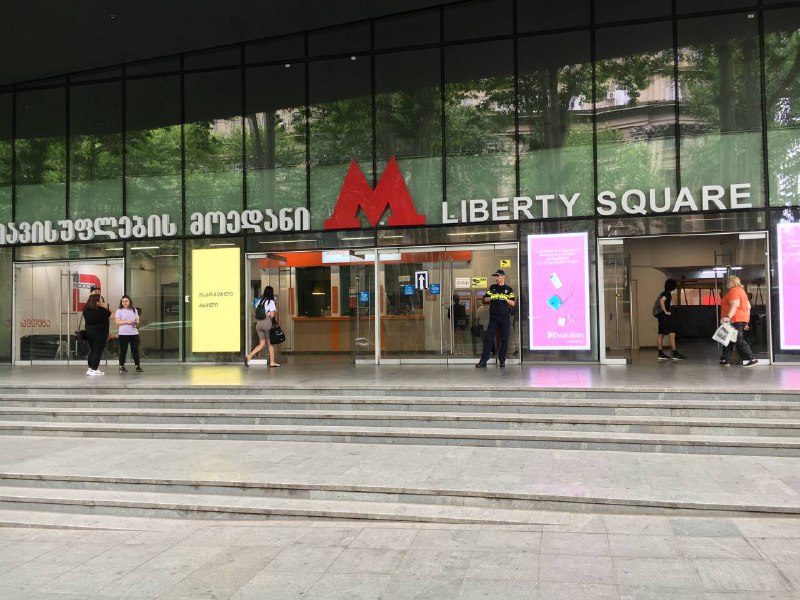 Проехал на местном метро, супер дёшево, карта 2 лари(40 рублей), проезд 1 лари(20 рублей). Быстро, аккуратно, чистоP.s. Извините, я обманул, проезд тоже стоит 1 лари, поправил.Проехал на местном метро, супер дёшево, карта 2 лари(40 рублей), проезд 1 лари(20 рублей). Быстро, аккуратно, чистоP.s. Извините, я обманул, проезд тоже стоит 1 лари, поправил.