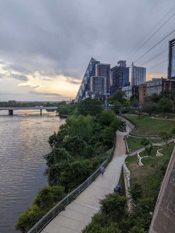 Вчера под вечер съездили в сам Остин, потому что ребята живут за городом, примерно 25 минут на машине, условно как с Инеша до центра Казани.Фенси улочки, кафе, рестораны и бездомные, обязательный атрибут любого американского города, даже в таком республиканском штате как Техас, хоть и не в таком количестве как в ЛА.Погода не одарила красивыми видами заката, ибо было облачно. Но посмотрели как вылетают стаи летучих мышей из под центрального моста, это настоящее событие, собирается много людей. Но было видно плохо, так как было темно уже.Так же поглядели на местный Капитолий.Я до сих пор не знаю где бы я хотел жить, в шумном городе или в спокойном пригороде.Вчера под вечер съездили в сам Остин, потому что ребята живут за городом, примерно 25 минут на машине, условно как с Инеша до центра Казани.Фенси улочки, кафе, рестораны и бездомные, обязательный атрибут любого американского города, даже в таком республиканском штате как Техас, хоть и не в таком количестве как в ЛА.Погода не одарила красивыми видами заката, ибо было облачно. Но посмотрели как вылетают стаи летучих мышей из под центрального моста, это настоящее событие, собирается много людей. Но было видно плохо, так как было темно уже.Так же поглядели на местный Капитолий.Я до сих пор не знаю где бы я хотел жить, в шумном городе или в спокойном пригороде.