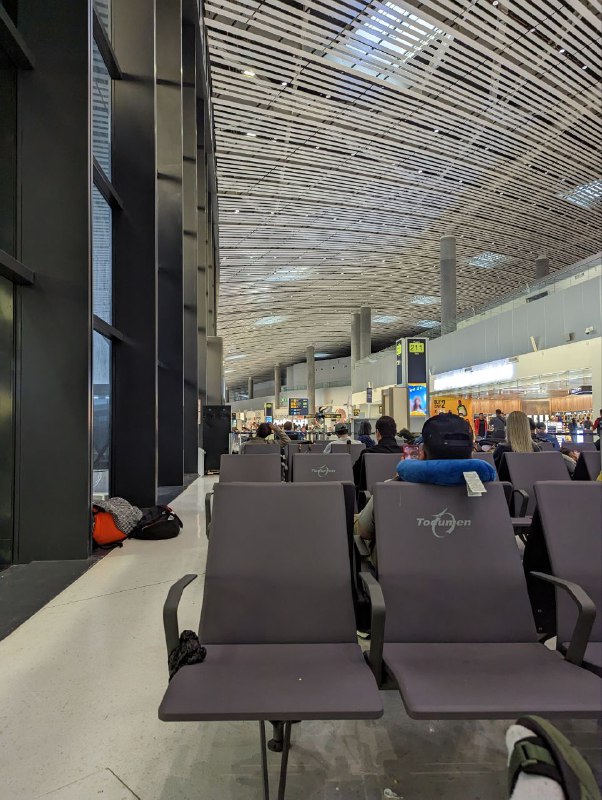 И так, я в Панаме, местное время 6:48, уже сижу в аэропорту, ожидая вылета на Барбадос. Прилетел вечером, уже было темно, особо ничего не фоткал, провел ночь в отеле, который расположен очень близко к аэропорту, дорого и за эту цену нет даже питьевой воды в номере, но хоть передохнул.Кругом латиноамериканцы, много дам с выразительной фигурой, как из сериалов и фильмов. Полет Ташкент - Стамбул - Панама, на удивление прошел не так мучительно как ожидал, сказывается то что из Стамбула до Панамы у меня было место у аварийного выхода, рядом сидели две русскоговорящие девушки, они направляются в Коста Рику, а так же наливали вино и кормили два раза за 13.5 часов полета. Так же в самолёте летели двое молодых русских ребят моряков, на вахту.Первое что ощутил, выйдя в Панаме это лёгкая духота, а так же запах воздуха, он просто другой, похоже на то, что ощущал выходя в Таиланде.В панаме все используют доллары, говорят на испанском, но английский знают многие неплохо, сумел использовать и поняли друг друга.Так что всем привет, скоро фотки с Барбадоса и тд...И так, я в Панаме, местное время 6:48, уже сижу в аэропорту, ожидая вылета на Барбадос. Прилетел вечером, уже было темно, особо ничего не фоткал, провел ночь в отеле, который расположен очень близко к аэропорту, дорого и за эту цену нет даже питьевой воды в номере, но хоть передохнул.Кругом латиноамериканцы, много дам с выразительной фигурой, как из сериалов и фильмов. Полет Ташкент - Стамбул - Панама, на удивление прошел не так мучительно как ожидал, сказывается то что из Стамбула до Панамы у меня было место у аварийного выхода, рядом сидели две русскоговорящие девушки, они направляются в Коста Рику, а так же наливали вино и кормили два раза за 13.5 часов полета. Так же в самолёте летели двое молодых русских ребят моряков, на вахту.Первое что ощутил, выйдя в Панаме это лёгкая духота, а так же запах воздуха, он просто другой, похоже на то, что ощущал выходя в Таиланде.В панаме все используют доллары, говорят на испанском, но английский знают многие неплохо, сумел использовать и поняли друг друга.Так что всем привет, скоро фотки с Барбадоса и тд...