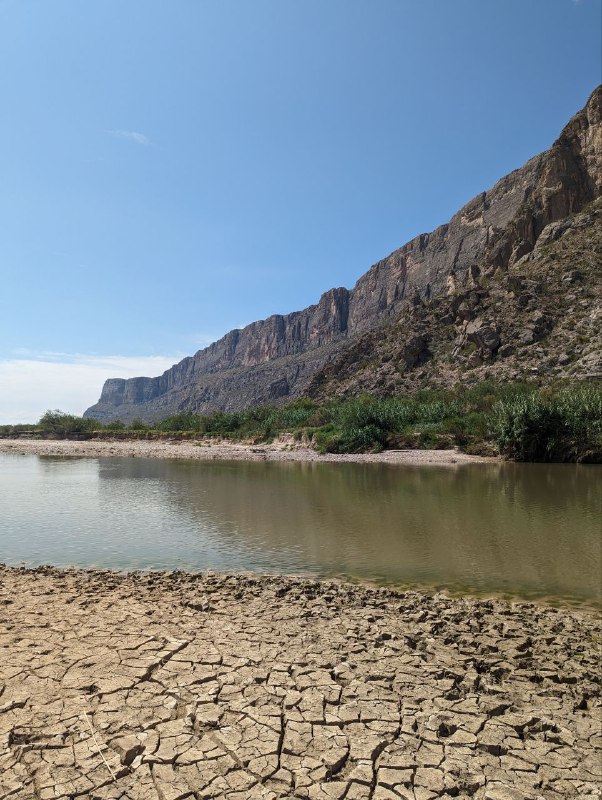 В общем завершился наш Трип в нац парке Big bend, уже катим обратно.Понял что в последнем кружочке ничего не слышно, ибо на горе был сильный ветер, поэтому опишу что происходило текстом. Но эмоции в тот момент хотелось передать сразу и к тому же на пике словил интернет, хотя в округе его не было)В общем поднялись на пик высотой 2.5км, длина маршрута 8км в одну сторону, нам очень повезло что в процессе подъёма пошел дождь и знатно так освежил нас и дальнейшим путь прошел в состоянии свежести и приятной прохлады, напомню на минуточку что мы в пустыне.Так же немного фоточек и склеенные видео, для удобства просмотра, в целом все было круто, Трип удался, я считаю)В общем завершился наш Трип в нац парке Big bend, уже катим обратно.Понял что в последнем кружочке ничего не слышно, ибо на горе был сильный ветер, поэтому опишу что происходило текстом. Но эмоции в тот момент хотелось передать сразу и к тому же на пике словил интернет, хотя в округе его не было)В общем поднялись на пик высотой 2.5км, длина маршрута 8км в одну сторону, нам очень повезло что в процессе подъёма пошел дождь и знатно так освежил нас и дальнейшим путь прошел в состоянии свежести и приятной прохлады, напомню на минуточку что мы в пустыне.Так же немного фоточек и склеенные видео, для удобства просмотра, в целом все было круто, Трип удался, я считаю)