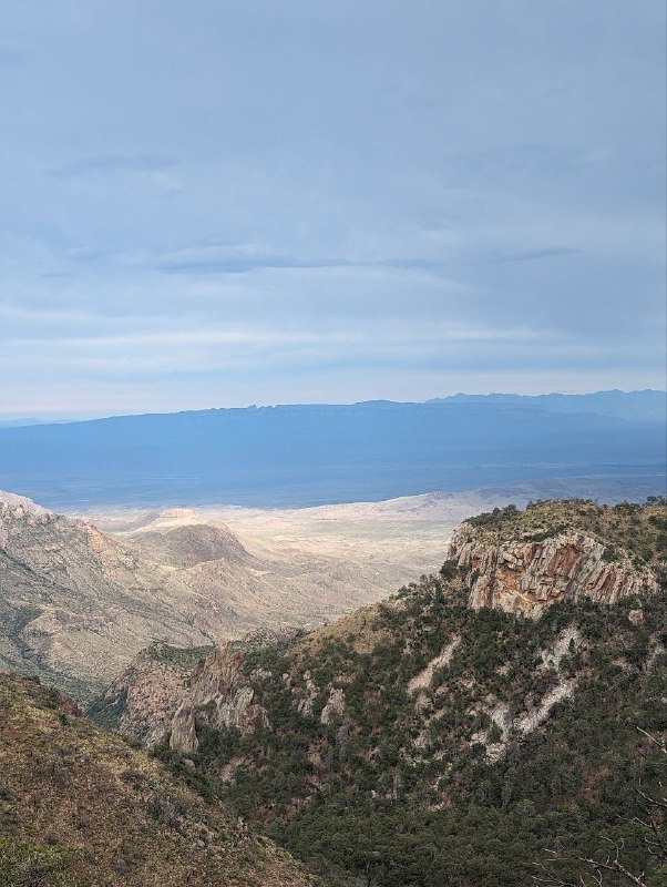 В общем завершился наш Трип в нац парке Big bend, уже катим обратно.Понял что в последнем кружочке ничего не слышно, ибо на горе был сильный ветер, поэтому опишу что происходило текстом. Но эмоции в тот момент хотелось передать сразу и к тому же на пике словил интернет, хотя в округе его не было)В общем поднялись на пик высотой 2.5км, длина маршрута 8км в одну сторону, нам очень повезло что в процессе подъёма пошел дождь и знатно так освежил нас и дальнейшим путь прошел в состоянии свежести и приятной прохлады, напомню на минуточку что мы в пустыне.Так же немного фоточек и склеенные видео, для удобства просмотра, в целом все было круто, Трип удался, я считаю)В общем завершился наш Трип в нац парке Big bend, уже катим обратно.Понял что в последнем кружочке ничего не слышно, ибо на горе был сильный ветер, поэтому опишу что происходило текстом. Но эмоции в тот момент хотелось передать сразу и к тому же на пике словил интернет, хотя в округе его не было)В общем поднялись на пик высотой 2.5км, длина маршрута 8км в одну сторону, нам очень повезло что в процессе подъёма пошел дождь и знатно так освежил нас и дальнейшим путь прошел в состоянии свежести и приятной прохлады, напомню на минуточку что мы в пустыне.Так же немного фоточек и склеенные видео, для удобства просмотра, в целом все было круто, Трип удался, я считаю)