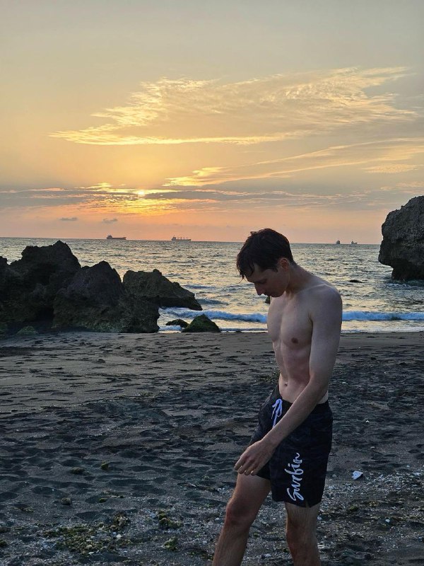 Нихау господа, Ильсур скиталец который уже давно не скиталец, снова на связи. Прошло 2 месяца обучения китайского языка, остался месяц обучения, пойду ли на второй семестр летом еще под большим вопросом, думаю о следующем варианте, за лето самостоятельно повторить весь материал первого семестра в более спокойном режиме и потом уже пойти на новый семестр и на новый уровень, так же  за это время перебраться ближе к универу, а то сейчас езжу каждый день на скутере по 35 минут в одну сторону.Но не будем о скучном, за этого время кроме сломанного мозга от нового языка, я так же приобрел некоторые новые знакомства, как среди других студентов, так и среди местных жителей. Что позволило мне очень сильно обогатить мои знания о местной жизни и о жизни в целом, узнал много местных заведений с едой и стал от этого реже готовить, потому что это действительно вкусно и дешево.У меня пропало всякое стеснение разговаривать на английском, потому что иначе вариантов просто не остается, делаю ошибки, повторяю префразировав, но говорю без толики смущения/стеснения/неуверенности, проще всего разговаривать с носителями, потому что им проще додумывать что я хочу сказать, когда пытаешься объяснить что-то сложное и у них понятное мне произношение, на слух я очень хорошо понимаю все уже давно. Но даже с местными у кого английский не родной часто легко разговаривать, потому что зачастую уровень одинаковый.Так же неделю назад попробовал дейтинг апп, чтобы чуть разнообразить круг общения, пока был один серьезный диалог и несколько встреч по нему, первый раз искупался в море на Тайване благодаря этому знакомству. Пока не загадываю, продолжаем общение.За эти месяцы читаю много стоиков, начал с современников, и углубился к первоисточникам вроде Марка Аврелия, письмам Люцилию и тд. Реально помогате фокусировать на настоящих задачах и ну утопать в мыслях о прошлом и будущем. Так же стал активно намернно больше двигаться, что вероятно тоже положительно повлияло на ментальное состояние, так что учимся активно жить дальше. Потому что какой-то глобальный смысл в жизни так найти и не удалось. Живу в настоящем, наслаждаюсь моментами и делаю от меня зависящее.Не знаю насколько будет интересно вам почитать про моих одноклассников, среди них есть киборг, пилот и инженер морских судов, интересная компания.Остановлюсь на этом, а то иначе меня не остановить, выдам вам книгу, вот поэтому нужно своевременно все рассказывать...P.S. так же купил новый шлем, не та бесплатная каска велосипелная, что шла с байком :)Нихау господа, Ильсур скиталец который уже давно не скиталец, снова на связи. Прошло 2 месяца обучения китайского языка, остался месяц обучения, пойду ли на второй семестр летом еще под большим вопросом, думаю о следующем варианте, за лето самостоятельно повторить весь материал первого семестра в более спокойном режиме и потом уже пойти на новый семестр и на новый уровень, так же  за это время перебраться ближе к универу, а то сейчас езжу каждый день на скутере по 35 минут в одну сторону.Но не будем о скучном, за этого время кроме сломанного мозга от нового языка, я так же приобрел некоторые новые знакомства, как среди других студентов, так и среди местных жителей. Что позволило мне очень сильно обогатить мои знания о местной жизни и о жизни в целом, узнал много местных заведений с едой и стал от этого реже готовить, потому что это действительно вкусно и дешево.У меня пропало всякое стеснение разговаривать на английском, потому что иначе вариантов просто не остается, делаю ошибки, повторяю префразировав, но говорю без толики смущения/стеснения/неуверенности, проще всего разговаривать с носителями, потому что им проще додумывать что я хочу сказать, когда пытаешься объяснить что-то сложное и у них понятное мне произношение, на слух я очень хорошо понимаю все уже давно. Но даже с местными у кого английский не родной часто легко разговаривать, потому что зачастую уровень одинаковый.Так же неделю назад попробовал дейтинг апп, чтобы чуть разнообразить круг общения, пока был один серьезный диалог и несколько встреч по нему, первый раз искупался в море на Тайване благодаря этому знакомству. Пока не загадываю, продолжаем общение.За эти месяцы читаю много стоиков, начал с современников, и углубился к первоисточникам вроде Марка Аврелия, письмам Люцилию и тд. Реально помогате фокусировать на настоящих задачах и ну утопать в мыслях о прошлом и будущем. Так же стал активно намернно больше двигаться, что вероятно тоже положительно повлияло на ментальное состояние, так что учимся активно жить дальше. Потому что какой-то глобальный смысл в жизни так найти и не удалось. Живу в настоящем, наслаждаюсь моментами и делаю от меня зависящее.Не знаю насколько будет интересно вам почитать про моих одноклассников, среди них есть киборг, пилот и инженер морских судов, интересная компания.Остановлюсь на этом, а то иначе меня не остановить, выдам вам книгу, вот поэтому нужно своевременно все рассказывать...P.S. так же купил новый шлем, не та бесплатная каска велосипелная, что шла с байком :)