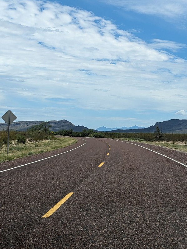 Сегодняшний день завершился стейками и кукурузой на гриле посреди пустыни, в национальном парке Big Bend, что в Техасе, практически на границе с Мексикой!Попытайтесь представить обстановку по моему описанию, так как темень кругом и камера не передаст в любом случае.32 градуса тепла, ты сидишь посреди пустыни, очень теплый воздух хоть как-то спасает тебя от духоты, небо затянуто облаками, через которые еле пробиваются лучи огромной луны, а тем временем на горизонте, освещая буквально на миг силуэты гор, сверкают молнии без грома, а ты утопаешь в своих мыслях...Сегодняшний день завершился стейками и кукурузой на гриле посреди пустыни, в национальном парке Big Bend, что в Техасе, практически на границе с Мексикой!Попытайтесь представить обстановку по моему описанию, так как темень кругом и камера не передаст в любом случае.32 градуса тепла, ты сидишь посреди пустыни, очень теплый воздух хоть как-то спасает тебя от духоты, небо затянуто облаками, через которые еле пробиваются лучи огромной луны, а тем временем на горизонте, освещая буквально на миг силуэты гор, сверкают молнии без грома, а ты утопаешь в своих мыслях...