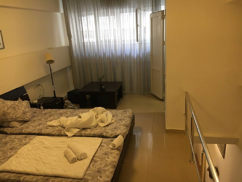 Хата из аирбнб, за 38 $ в сутки, снята только на неделю, ради расположения, но помещение раньше было явно нежилое, рядом обычный подъезд, а в неё отдельная дверь. На фото на аирбнб была лучше, а вид во двор тут максимально грустный, на внутреннюю асфальтную парковку многоэтажки.Хата из аирбнб, за 38 $ в сутки, снята только на неделю, ради расположения, но помещение раньше было явно нежилое, рядом обычный подъезд, а в неё отдельная дверь. На фото на аирбнб была лучше, а вид во двор тут максимально грустный, на внутреннюю асфальтную парковку многоэтажки.