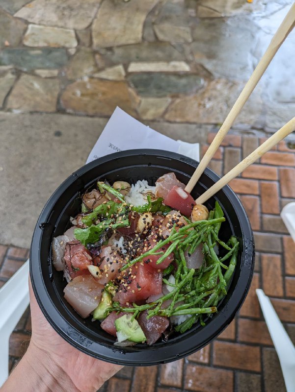 В общем как отгадали в комментах, я прилетел на Гавайи, на остров Оаху, город Гонолулу.Он меня встретил дождем, заселился в хостел, и сразу ушел, до сих пор гуляю. Хостел конечно хардкор, отвык от такого, но персонал дружелюбный. Буду стараться только ночевать там и исчезать на просторах острова.Из того что уже мне очень нравится это еда, много свежей вкусной рыбы, поке с тунцом и голубым марлином великолепен!!! Ну и огромное количество зелен, и не душно. Хорошая погода, но я ещё солнце не застал.Так же тут очень много японцев, как туристов, так и постоянных жителей, исторически сложилось.В дождливую серость город грустный, вечером с огнями повеселее, нужно обязательно спланировать поездку на природу, более дикие места.Так же приличное число бездомных, с очень очень едким запахом, ты проходишь и за 5 метров ощущаешь крайне неприятный запах.В целом впечатления пока неоднозначные, но думаю тут наложилось, грустный хостел и дождь. Поселился бы в каком-нибудь хилтоне, ощущалось бы повеселее))В море пока не покупался, надеюсь завтра, нужно лишь купить сланцы.Сижу пробую местное пиво, пока все. Отчёт закончен!В общем как отгадали в комментах, я прилетел на Гавайи, на остров Оаху, город Гонолулу.Он меня встретил дождем, заселился в хостел, и сразу ушел, до сих пор гуляю. Хостел конечно хардкор, отвык от такого, но персонал дружелюбный. Буду стараться только ночевать там и исчезать на просторах острова.Из того что уже мне очень нравится это еда, много свежей вкусной рыбы, поке с тунцом и голубым марлином великолепен!!! Ну и огромное количество зелен, и не душно. Хорошая погода, но я ещё солнце не застал.Так же тут очень много японцев, как туристов, так и постоянных жителей, исторически сложилось.В дождливую серость город грустный, вечером с огнями повеселее, нужно обязательно спланировать поездку на природу, более дикие места.Так же приличное число бездомных, с очень очень едким запахом, ты проходишь и за 5 метров ощущаешь крайне неприятный запах.В целом впечатления пока неоднозначные, но думаю тут наложилось, грустный хостел и дождь. Поселился бы в каком-нибудь хилтоне, ощущалось бы повеселее))В море пока не покупался, надеюсь завтра, нужно лишь купить сланцы.Сижу пробую местное пиво, пока все. Отчёт закончен!