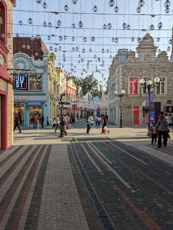 Выспался сегодня, пошли поели и немного прошли по городу.Впечатления первого дня странные, есть приятные симпатичные места, европейские вкусные кафе, но, в большинстве своем Ташкент оставляет впечатление ухоженного и чистого, но провинциального города, который все ещё развивается, в котором появляются модные и современные районы, но пока рано судить, нужно увидеть ещё больше и сделать вывод.Пока это только ощущения первого дня, буду держать в курсе.p.s. я выпал с человека Орла))Выспался сегодня, пошли поели и немного прошли по городу.Впечатления первого дня странные, есть приятные симпатичные места, европейские вкусные кафе, но, в большинстве своем Ташкент оставляет впечатление ухоженного и чистого, но провинциального города, который все ещё развивается, в котором появляются модные и современные районы, но пока рано судить, нужно увидеть ещё больше и сделать вывод.Пока это только ощущения первого дня, буду держать в курсе.p.s. я выпал с человека Орла))