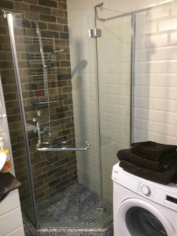 На новой квартире. В том же здании расположен Batumi mall, на первом этаже 24 часовой Goodwill(Аля вкусвилл). Пока тут нравится, но в центре свой неповторимый Вайб, который тут не ощущается, особенно когда сидишь на балконе и жизнь под тобой кипит и ты вовлечен в неё, даже не выходя из дома. Ну и естественно в разы больше выбора где поесть, куда сходить. Узкие, уютные улочки, невысокая застройка, где очень приятно находиться. Моя вина, фото улочек не делал, исправлюсь, а пока надеюсь словами удалось передать атмосферу центра.