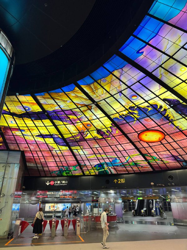 Всем привет, довольно давно не было включений!Расскзываю что случилось, работа в JB идет размеренно и потихоньку, прошло практически три месяца, прошел испыталку, не выгнали и на том спасибо. Так же как упоминал ранее, одновременно делал еще подработку, которая подходит к концу, до октября все должно быть готово, и после будет по проще со свободным временем, а то полседние 3 месяца были довольно плотные.А Сейчас происходит событие которое бывает раз в жизни, как мне кажется. Большая компания моих друзей из России собралась на совместный отдых в Таиланде, 10 дней, 10 человек, большая вилла с бассейном, что оказалось очень выгодно, когда делишь счет на всех. В данный момент они вероятно находятся на пересадку в Шанхае, а я сижу в лобби отеля в котором провел пару ночей и пишу этот текст, и жду пока мне подвезут мой байк и направлюсь постираться и после на виллу!А теперь к самому интересному, дальнейшие планы. Опьяненный приятным опытом учебы в языковой школе на Тайване, я решил исполнить свою давнюю 