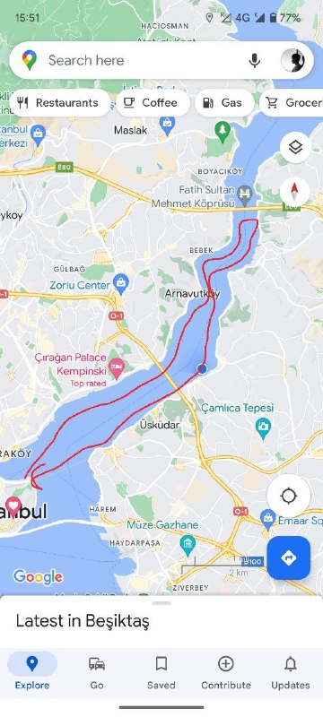 Гулял сегодня по городу, спустился к пристани и наткнулся на завлекуху на прогулку по босфорскому проливу, в целом прикольно и вполне бюджетно (60 лир, примерно 4$). И вот до сих пор в пути, долго очень, неспешно, но посмотреть есть что.В процессе прогулки стало прохладно, задул сильный ветер и я спустился на первый этаж, чтобы согреться, тут есть мини буфет, я решил взять горячего чаю, достаю купюру из кармана не глядя, попалась сотка, он говорит 5, я достаю 20, ну меньше не было и он говорит в итоге 