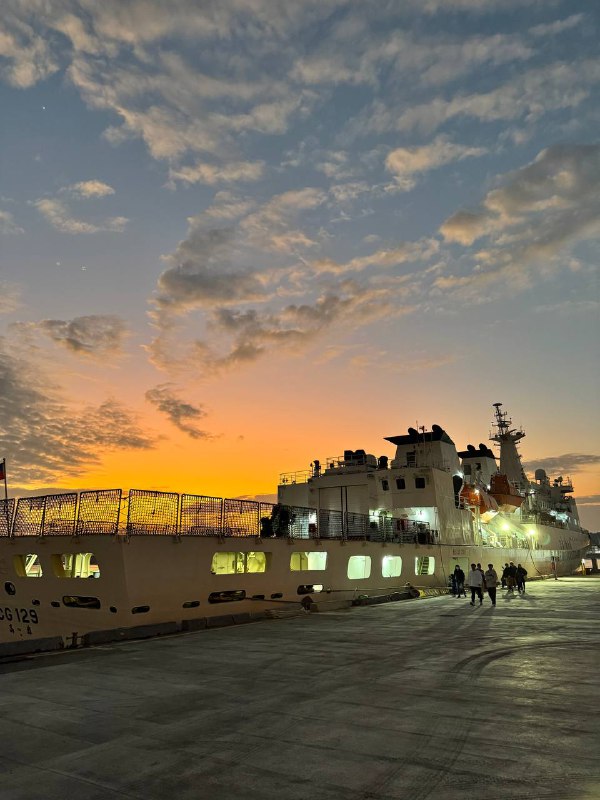 Доброе утро!Пишу вам письмо из Тайваня, снова. Улетел как и планировал первого января, долетел вечером второго, из-за передоза общения за месяц нахождения в России, по приезду не выходил из дома 5 дней, плохо спал и плохо ел. Но снова пришел в себя и успел прогуляться по вечернему Гаосюну, по моему самому любимому и современному району, вблизи порта, покатался на речной прогулочной лодочке, снова местная прописка пригодилась, заплатил 100 NTD (3$) вместо 150 NTD (4.5$), как резидент Гаосюна, так же поснимал чуть видов.Отчет по России: успел решить все документальные вопросы, получил второй загранник, международные права, перевел аттестат с дипломом, отчитался о получении ВНЖ иностранного гос-ва, спасибо Сереге за напоминание. Так же выполнил ряд медицинских задач, почти всех повидал кого хотел, в общем очень плодотворная поездка получилась.Кстати я не упомянул ранее о прохождении границы, а это было самое страшное чего я боялся, что будут кошмарить, а при въезде в Россию он лишь спросил 