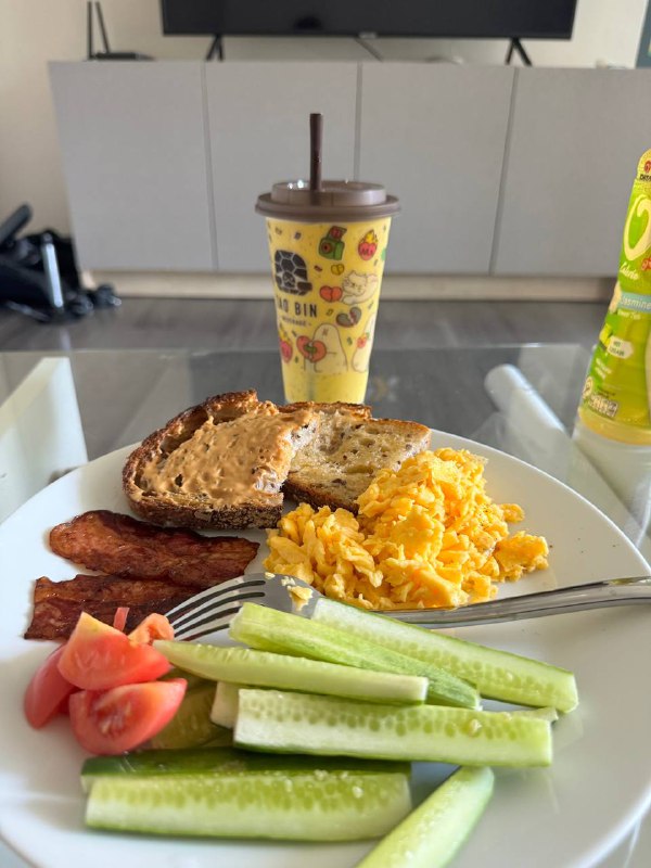 Всем привет, я снова выхожу на связь и врываюсь с обещанным румтуром. Причина моего отсутствия это борьба с собой, со своими зависимостями, уходил запойно в сериалы и игры(установил Зельду на мак через симулятор). По сути я и раньше им поддавался, но в жизни были различные обязательства перед другие, которые нельзя было игнорировать и как-то естественно удавалось менять деятельность, а в состоянии когда ты можешь себе позволить ничего не делать и существовать это оказалось для меня сложнее, поэтому я уходил от реальности как только мог и в этот момент терялся смысл что либо делать. Но благо я вроде осознал как с этим работать и вышел из этого круговорота, про это детальнее ещё распишу позже.А сейчас про быт, если помните я снимал в первый месяц байк за 7500 бат, после снял уже скромный Honda Scoopy за 3000 бат в месяц.Нашел где покупать вкусный хлеб на закваске и вернулся к привычному завтраку, сам готовлю.Поправка к видео, купил сам в квартиру:1) Новое кресло из Икеи Маркус, у меня в России такое же. (4999 бат). Я сначала решил сэкономить, купил за 1200 бат кресло с Лазады(местный маркетплейс, но он у меня развалился через неделю, фото имеется)2) Блендер и Пылесос Б/У на Фейсбук маркетплейс за 1000 бат.3) Плед на диван из Икеи, не помню цену.4) по мелочи ещё, сковородку, полотенца, тряпки.Траты на жилье:1) Аренда кв 12000 бат (330$)2) Свет вышел 1430 бат(39$) при условии что кондёр почти всегда работал в дневное время.3) Вода 245 бат (6$)Киловатт электроэнергии стоит 4 бата в моем Кондо. Основной расход конечно от кондиционера, при желании можно экономить на нем, купив вентилятор и помощнее, но я не хочу.Пока так, всем хорошего дня, а кому и вечера !Всем привет, я снова выхожу на связь и врываюсь с обещанным румтуром. Причина моего отсутствия это борьба с собой, со своими зависимостями, уходил запойно в сериалы и игры(установил Зельду на мак через симулятор). По сути я и раньше им поддавался, но в жизни были различные обязательства перед другие, которые нельзя было игнорировать и как-то естественно удавалось менять деятельность, а в состоянии когда ты можешь себе позволить ничего не делать и существовать это оказалось для меня сложнее, поэтому я уходил от реальности как только мог и в этот момент терялся смысл что либо делать. Но благо я вроде осознал как с этим работать и вышел из этого круговорота, про это детальнее ещё распишу позже.А сейчас про быт, если помните я снимал в первый месяц байк за 7500 бат, после снял уже скромный Honda Scoopy за 3000 бат в месяц.Нашел где покупать вкусный хлеб на закваске и вернулся к привычному завтраку, сам готовлю.Поправка к видео, купил сам в квартиру:1) Новое кресло из Икеи Маркус, у меня в России такое же. (4999 бат). Я сначала решил сэкономить, купил за 1200 бат кресло с Лазады(местный маркетплейс, но он у меня развалился через неделю, фото имеется)2) Блендер и Пылесос Б/У на Фейсбук маркетплейс за 1000 бат.3) Плед на диван из Икеи, не помню цену.4) по мелочи ещё, сковородку, полотенца, тряпки.Траты на жилье:1) Аренда кв 12000 бат (330$)2) Свет вышел 1430 бат(39$) при условии что кондёр почти всегда работал в дневное время.3) Вода 245 бат (6$)Киловатт электроэнергии стоит 4 бата в моем Кондо. Основной расход конечно от кондиционера, при желании можно экономить на нем, купив вентилятор и помощнее, но я не хочу.Пока так, всем хорошего дня, а кому и вечера !