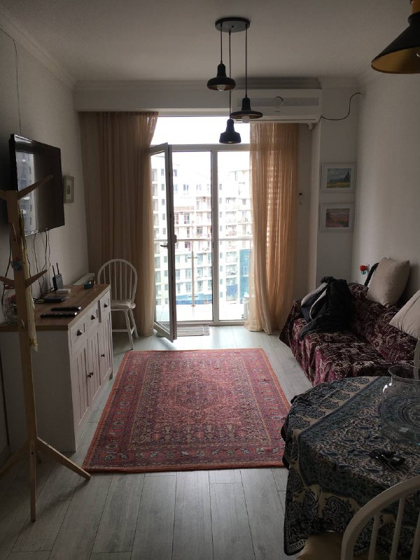 На новой квартире. В том же здании расположен Batumi mall, на первом этаже 24 часовой Goodwill(Аля вкусвилл). Пока тут нравится, но в центре свой неповторимый Вайб, который тут не ощущается, особенно когда сидишь на балконе и жизнь под тобой кипит и ты вовлечен в неё, даже не выходя из дома. Ну и естественно в разы больше выбора где поесть, куда сходить. Узкие, уютные улочки, невысокая застройка, где очень приятно находиться. Моя вина, фото улочек не делал, исправлюсь, а пока надеюсь словами удалось передать атмосферу центра.