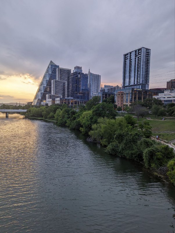 Вчера под вечер съездили в сам Остин, потому что ребята живут за городом, примерно 25 минут на машине, условно как с Инеша до центра Казани.Фенси улочки, кафе, рестораны и бездомные, обязательный атрибут любого американского города, даже в таком республиканском штате как Техас, хоть и не в таком количестве как в ЛА.Погода не одарила красивыми видами заката, ибо было облачно. Но посмотрели как вылетают стаи летучих мышей из под центрального моста, это настоящее событие, собирается много людей. Но было видно плохо, так как было темно уже.Так же поглядели на местный Капитолий.Я до сих пор не знаю где бы я хотел жить, в шумном городе или в спокойном пригороде.Вчера под вечер съездили в сам Остин, потому что ребята живут за городом, примерно 25 минут на машине, условно как с Инеша до центра Казани.Фенси улочки, кафе, рестораны и бездомные, обязательный атрибут любого американского города, даже в таком республиканском штате как Техас, хоть и не в таком количестве как в ЛА.Погода не одарила красивыми видами заката, ибо было облачно. Но посмотрели как вылетают стаи летучих мышей из под центрального моста, это настоящее событие, собирается много людей. Но было видно плохо, так как было темно уже.Так же поглядели на местный Капитолий.Я до сих пор не знаю где бы я хотел жить, в шумном городе или в спокойном пригороде.