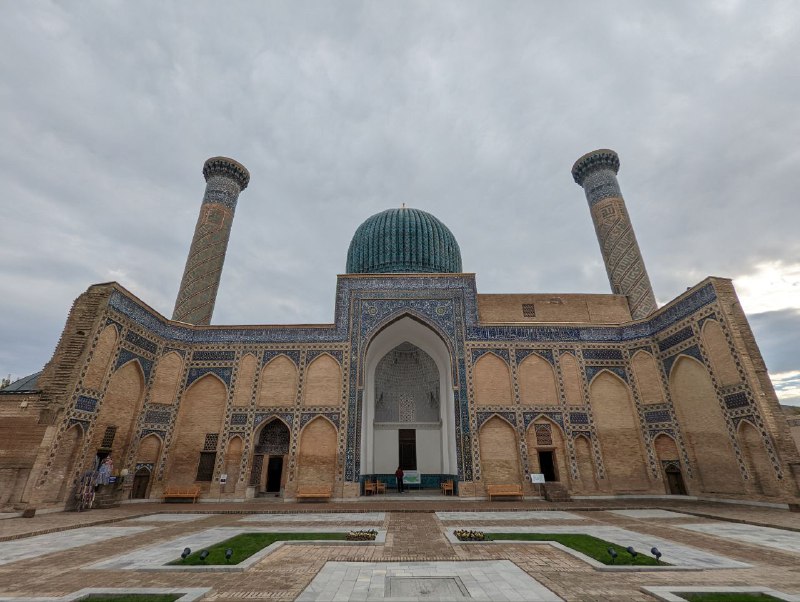 Всем добрый вечер, радио Узбекистан продолжает свое вещание!Сегодня я в Самарканде, который оказался очень зелёным, компактным и бесконечно уютным городом.После Ташкента он ощущается абсолютно иначе, много классных парков, которые выглядят более естественно и гармонично, сам город более компактный, нет таких расстояний, широченных дорог как в Ташкенте, у меня даже возникла мысль, что если бы я хотел остаться в Узбекистане надолго, то остался бы Самарканде а никак не в Ташкенте, но может я найду еще более приятную жемчужину в этой пустыне, ведь завтра мы едем дальше, в Бухару, а послезавтра в Ургенч, из которого посетим Хиву, самый древний город Узбекистана.Внимательный читатель мог заметить, что я сказал 