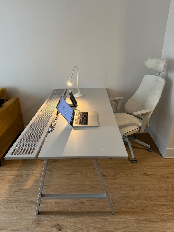 Всем доброго дня, будучи на Гаваях у меня что-то совсем не было настроения, поэтому мало выходил на связь, еще и проклятый дождь лил большее количество дней, а новости следующие!Я вернулся в ЛА, активно готовлюсь к отъезду из США, все же проведу год в дешевой стране и попробую в свои проекты, будет непросто, придется научиться жить подругому, когда привык к работе в найме, где все более предсказуемо и надежно, немного страшно, но все же давно хотел этого, так что это шанс понять себя, свои возможности и желания.Билет куплен на 18 января, ЛА - Сеул - Бангкок, самый коротки и дешевый маршрут (22ч).Сейчас в процессе активной продажи всего нажитого тут, оказался очень интересный опыт, разводилы, люди просто спросить и те кто сливаются, но в целом потихоньку вещи уходят, ковер ушел первым, это было для меня сюрпризом. Я обязан все распродать или раздать, иначе с меня возьмут деньги что я не вернул квартиру в исходном состоянии, то есть пустую. Я пока бесплатно ничего не отдавал, но если будут поджиать сроки, буду понижать цену, либо вовсе бесплатно отдавать. А так я пользуюсь Facebook Marketplace площадкой, в целом удобно.Я вроде не скидывал румтур когда обставил  квартиру, поэтому прикреплю сюда фотки которые готовил для объявлений о продаже. Монитор только не застали, отнес уже в офис, ибо был казенный.Я устал кататься, поэтому в Нью Йорк скорее всего не поеду уже, буду наблюдать за желанием, оставшиеся дни.Всем доброго дня, будучи на Гаваях у меня что-то совсем не было настроения, поэтому мало выходил на связь, еще и проклятый дождь лил большее количество дней, а новости следующие!Я вернулся в ЛА, активно готовлюсь к отъезду из США, все же проведу год в дешевой стране и попробую в свои проекты, будет непросто, придется научиться жить подругому, когда привык к работе в найме, где все более предсказуемо и надежно, немного страшно, но все же давно хотел этого, так что это шанс понять себя, свои возможности и желания.Билет куплен на 18 января, ЛА - Сеул - Бангкок, самый коротки и дешевый маршрут (22ч).Сейчас в процессе активной продажи всего нажитого тут, оказался очень интересный опыт, разводилы, люди просто спросить и те кто сливаются, но в целом потихоньку вещи уходят, ковер ушел первым, это было для меня сюрпризом. Я обязан все распродать или раздать, иначе с меня возьмут деньги что я не вернул квартиру в исходном состоянии, то есть пустую. Я пока бесплатно ничего не отдавал, но если будут поджиать сроки, буду понижать цену, либо вовсе бесплатно отдавать. А так я пользуюсь Facebook Marketplace площадкой, в целом удобно.Я вроде не скидывал румтур когда обставил  квартиру, поэтому прикреплю сюда фотки которые готовил для объявлений о продаже. Монитор только не застали, отнес уже в офис, ибо был казенный.Я устал кататься, поэтому в Нью Йорк скорее всего не поеду уже, буду наблюдать за желанием, оставшиеся дни.