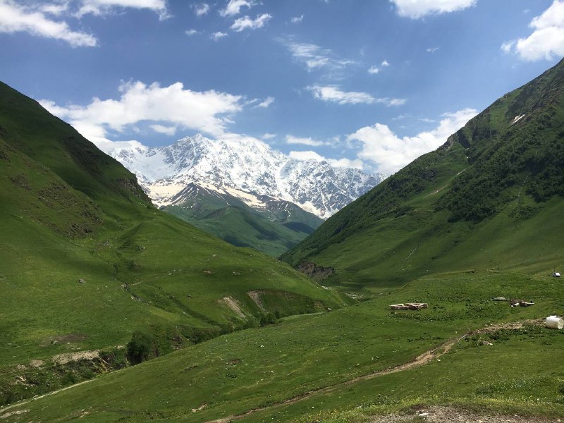 Забрались на высоту 2600 метров на уровнем моря. Буквально за горой находится Россия.Забрались на высоту 2600 метров на уровнем моря. Буквально за горой находится Россия.