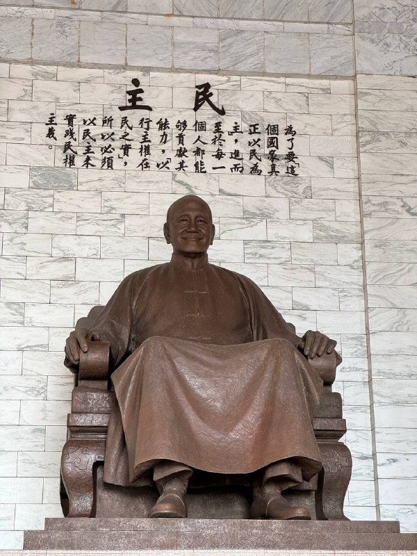 Добрый вечер! Сегодня был еще один насыщенный день.Местную симку не дали без контракта на жилье, предлагали только туристическую, ну ладно, сделаю позже, в банк даже ходить не стал без местного номера, тем более это несрочно.Посетил мемориал первого президента Тайваня Чан Кайши, и поднялся на башню Taipei 101. Подьем стоит 600 NTD (~20$), но мне, неожиданно, он обошелся в 420 NTD, как держателю карточки резидента. Приятно. Хоть и была неясная погода, но было приятно позалипать на закат. Тут очень рано темнеет, в 6:30 уже темно. Им по хорошему еще докинуть час к текущему времени.Я пока не нарадуюсь гулябельностью города и общественным транспортом, после США и Таиланда, это какое-то чудо, каждый день, не замечая, прохожу по 15к шагов. Пока до всех точек доезжал на метро. В планах еще затестить междугородние поезда.На сегодня пока все, нужно определиться с долгосрочным жильем, до завтра!Добрый вечер! Сегодня был еще один насыщенный день.Местную симку не дали без контракта на жилье, предлагали только туристическую, ну ладно, сделаю позже, в банк даже ходить не стал без местного номера, тем более это несрочно.Посетил мемориал первого президента Тайваня Чан Кайши, и поднялся на башню Taipei 101. Подьем стоит 600 NTD (~20$), но мне, неожиданно, он обошелся в 420 NTD, как держателю карточки резидента. Приятно. Хоть и была неясная погода, но было приятно позалипать на закат. Тут очень рано темнеет, в 6:30 уже темно. Им по хорошему еще докинуть час к текущему времени.Я пока не нарадуюсь гулябельностью города и общественным транспортом, после США и Таиланда, это какое-то чудо, каждый день, не замечая, прохожу по 15к шагов. Пока до всех точек доезжал на метро. В планах еще затестить междугородние поезда.На сегодня пока все, нужно определиться с долгосрочным жильем, до завтра!