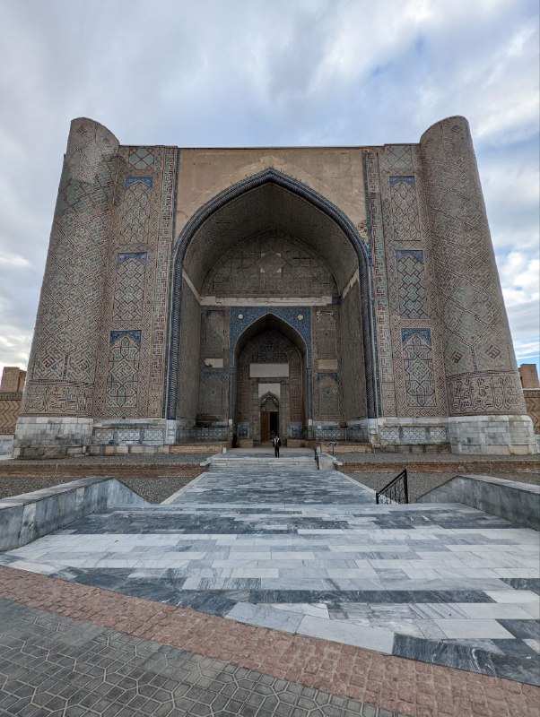 Всем добрый вечер, радио Узбекистан продолжает свое вещание!Сегодня я в Самарканде, который оказался очень зелёным, компактным и бесконечно уютным городом.После Ташкента он ощущается абсолютно иначе, много классных парков, которые выглядят более естественно и гармонично, сам город более компактный, нет таких расстояний, широченных дорог как в Ташкенте, у меня даже возникла мысль, что если бы я хотел остаться в Узбекистане надолго, то остался бы Самарканде а никак не в Ташкенте, но может я найду еще более приятную жемчужину в этой пустыне, ведь завтра мы едем дальше, в Бухару, а послезавтра в Ургенч, из которого посетим Хиву, самый древний город Узбекистана.Внимательный читатель мог заметить, что я сказал 